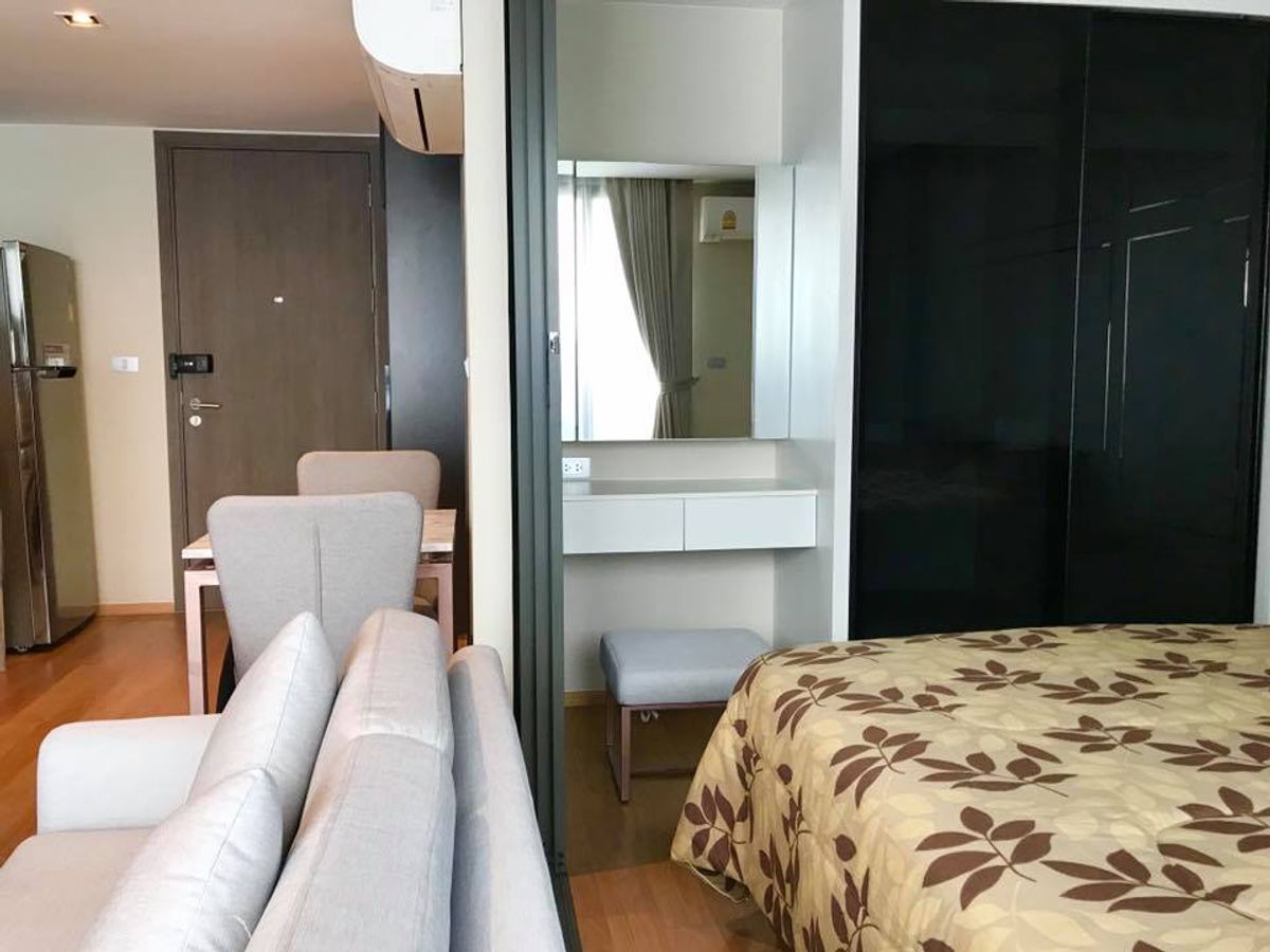 ให้เช่าคอนโดสยาม จุฬา สามย่าน : Altitude Samyan Silom【𝐑𝐄𝐍𝐓】🔥คอนโดสุดคลาสสิค ผสานกับความลอฟท์เท่ๆ กลางสามย่าน-สีลม เฟอร์ครบ ฟังก์ชันดี 🔥 ติดต่อไลน์ไอดี: @hacondo