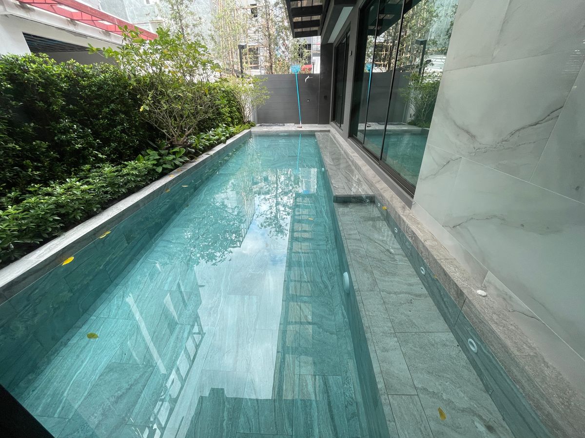 ขายบ้านเลียบทางด่วนรามอินทรา : บ้านเดี่ยวสุดหรู 95E1 (ไนน์ตี้ไฟว์อีสต์วัน) สไตล์ Ultra Luxury พร้อมสระว่ายน้ำส่วนตัว ใกล้ทางด่วนและย่านธุรกิจ บ้าน 3 ชั้น 4 ห้องนอน 7 ห้องน้ำ 5 ที่จอดรถ เข้าออก 2 ทาง ทั้งถนนเลียบทางด่วนเอกมัย – รามอินทรา และถนนเกษตร-นวมินทร์