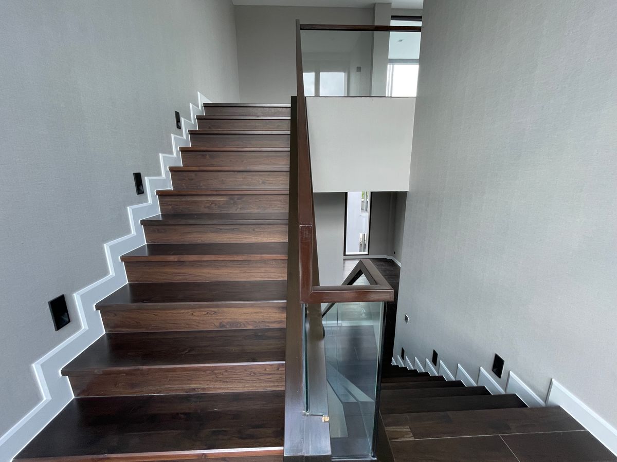 ขายบ้านเลียบทางด่วนรามอินทรา : บ้านเดี่ยวสุดหรู 95E1 (ไนน์ตี้ไฟว์อีสต์วัน) สไตล์ Ultra Luxury พร้อมสระว่ายน้ำส่วนตัว ใกล้ทางด่วนและย่านธุรกิจ บ้าน 3 ชั้น 4 ห้องนอน 7 ห้องน้ำ 5 ที่จอดรถ เข้าออก 2 ทาง ทั้งถนนเลียบทางด่วนเอกมัย – รามอินทรา และถนนเกษตร-นวมินทร์