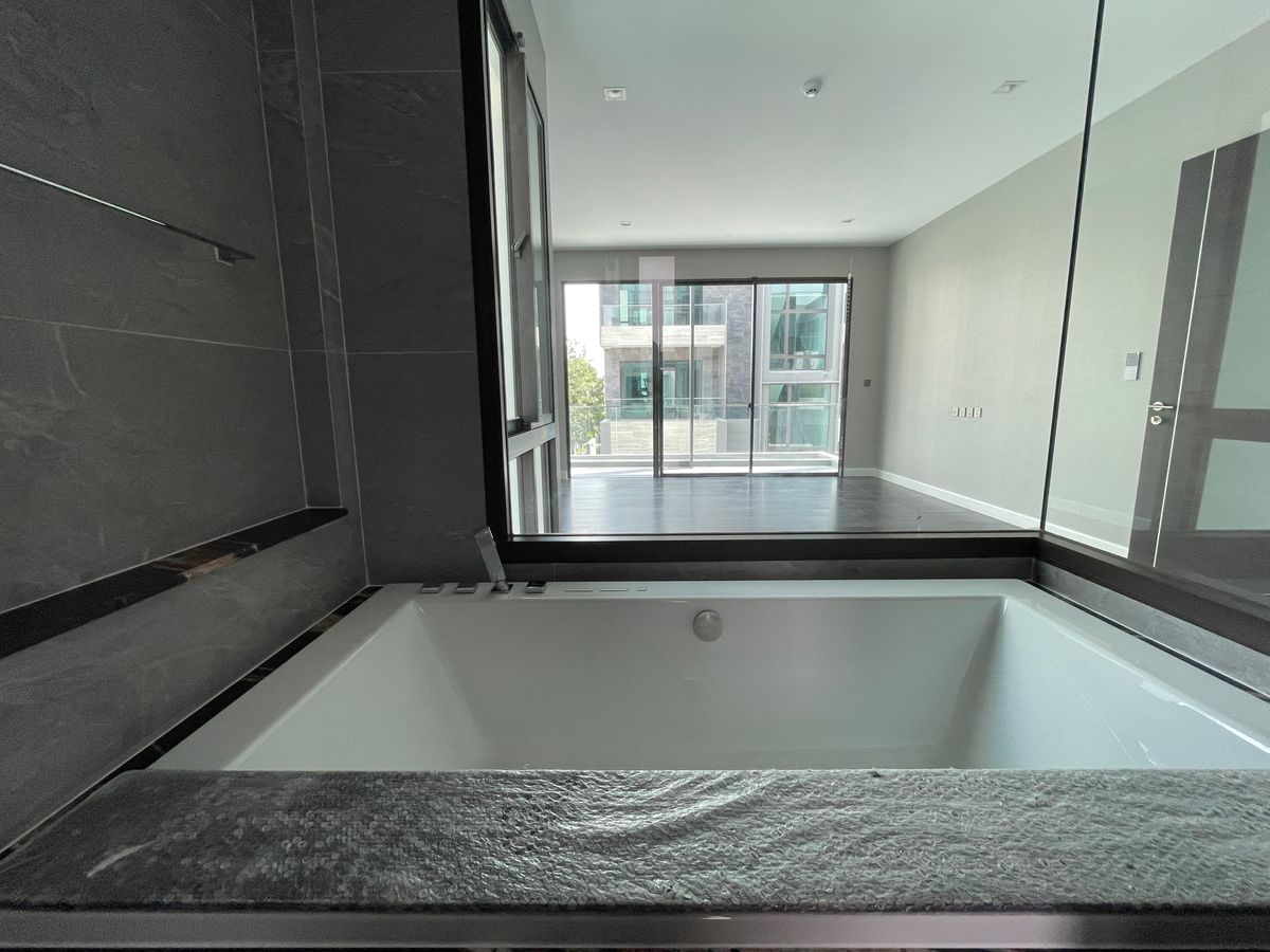 ขายบ้านเลียบทางด่วนรามอินทรา : บ้านเดี่ยวสุดหรู 95E1 (ไนน์ตี้ไฟว์อีสต์วัน) สไตล์ Ultra Luxury พร้อมสระว่ายน้ำส่วนตัว ใกล้ทางด่วนและย่านธุรกิจ บ้าน 3 ชั้น 4 ห้องนอน 7 ห้องน้ำ 5 ที่จอดรถ เข้าออก 2 ทาง ทั้งถนนเลียบทางด่วนเอกมัย – รามอินทรา และถนนเกษตร-นวมินทร์