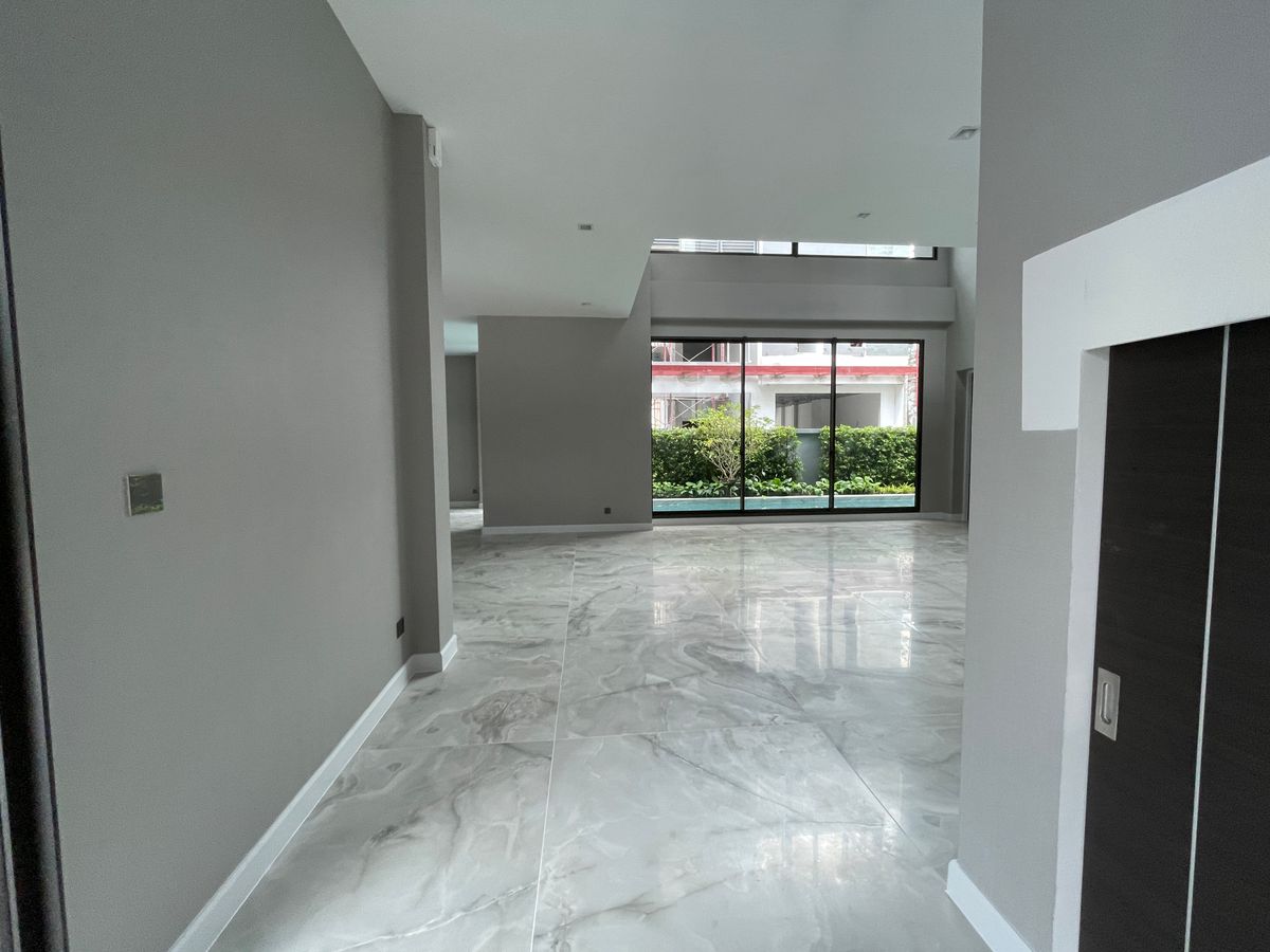 ขายบ้านเลียบทางด่วนรามอินทรา : บ้านเดี่ยวสุดหรู 95E1 (ไนน์ตี้ไฟว์อีสต์วัน) สไตล์ Ultra Luxury พร้อมสระว่ายน้ำส่วนตัว ใกล้ทางด่วนและย่านธุรกิจ บ้าน 3 ชั้น 4 ห้องนอน 7 ห้องน้ำ 5 ที่จอดรถ เข้าออก 2 ทาง ทั้งถนนเลียบทางด่วนเอกมัย – รามอินทรา และถนนเกษตร-นวมินทร์