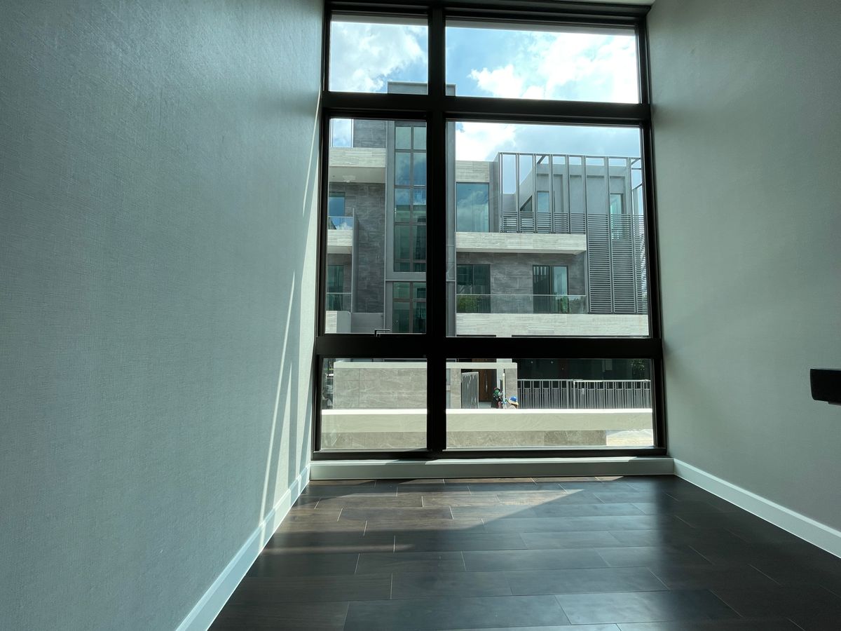 ขายบ้านเลียบทางด่วนรามอินทรา : บ้านเดี่ยวสุดหรู 95E1 (ไนน์ตี้ไฟว์อีสต์วัน) สไตล์ Ultra Luxury พร้อมสระว่ายน้ำส่วนตัว ใกล้ทางด่วนและย่านธุรกิจ บ้าน 3 ชั้น 4 ห้องนอน 7 ห้องน้ำ 5 ที่จอดรถ เข้าออก 2 ทาง ทั้งถนนเลียบทางด่วนเอกมัย – รามอินทรา และถนนเกษตร-นวมินทร์