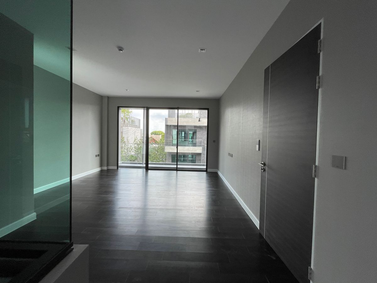 ขายบ้านเลียบทางด่วนรามอินทรา : บ้านเดี่ยวสุดหรู 95E1 (ไนน์ตี้ไฟว์อีสต์วัน) สไตล์ Ultra Luxury พร้อมสระว่ายน้ำส่วนตัว ใกล้ทางด่วนและย่านธุรกิจ บ้าน 3 ชั้น 4 ห้องนอน 7 ห้องน้ำ 5 ที่จอดรถ เข้าออก 2 ทาง ทั้งถนนเลียบทางด่วนเอกมัย – รามอินทรา และถนนเกษตร-นวมินทร์