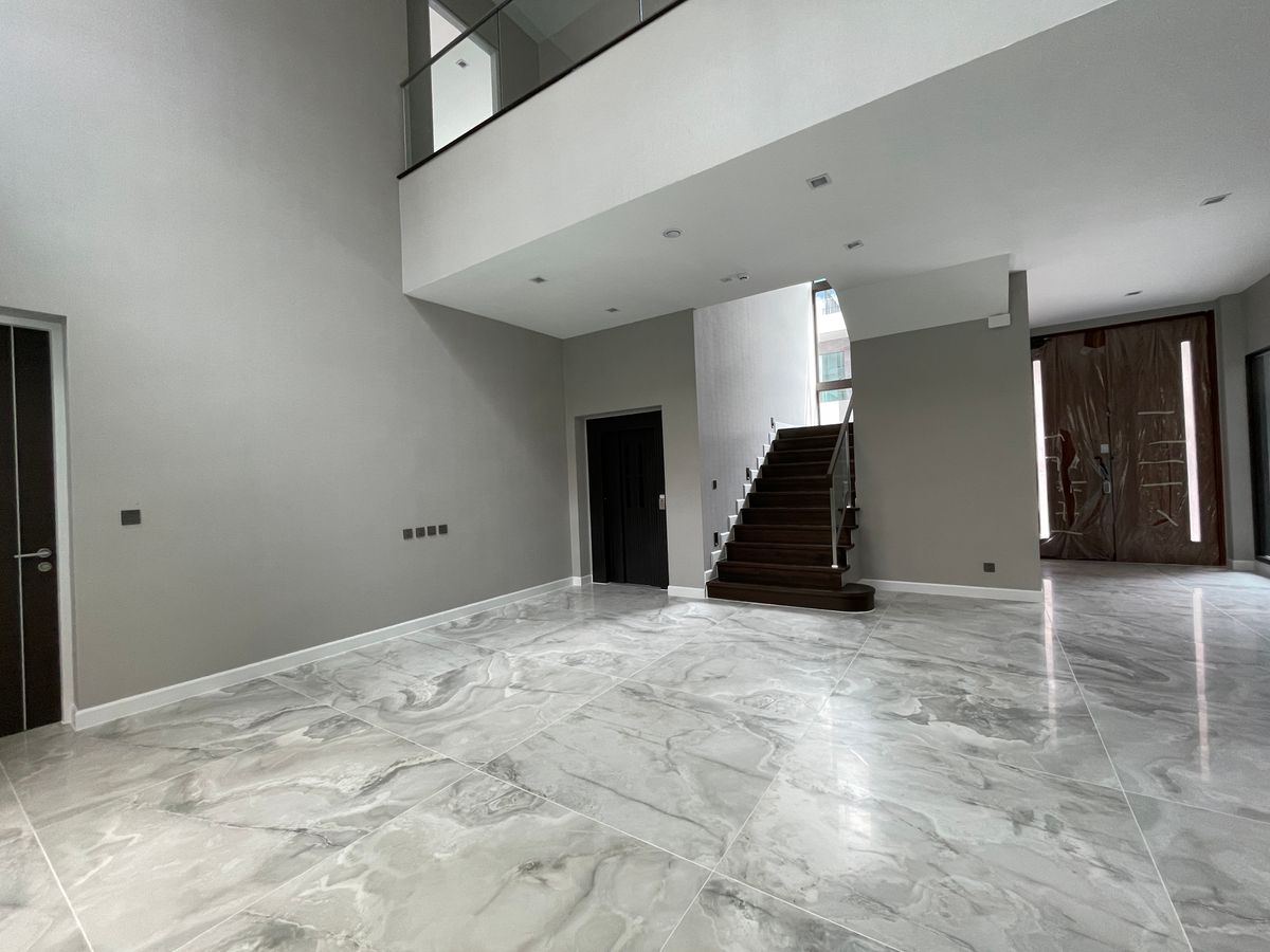 ขายบ้านเลียบทางด่วนรามอินทรา : บ้านเดี่ยวสุดหรู 95E1 (ไนน์ตี้ไฟว์อีสต์วัน) สไตล์ Ultra Luxury พร้อมสระว่ายน้ำส่วนตัว ใกล้ทางด่วนและย่านธุรกิจ บ้าน 3 ชั้น 4 ห้องนอน 7 ห้องน้ำ 5 ที่จอดรถ เข้าออก 2 ทาง ทั้งถนนเลียบทางด่วนเอกมัย – รามอินทรา และถนนเกษตร-นวมินทร์