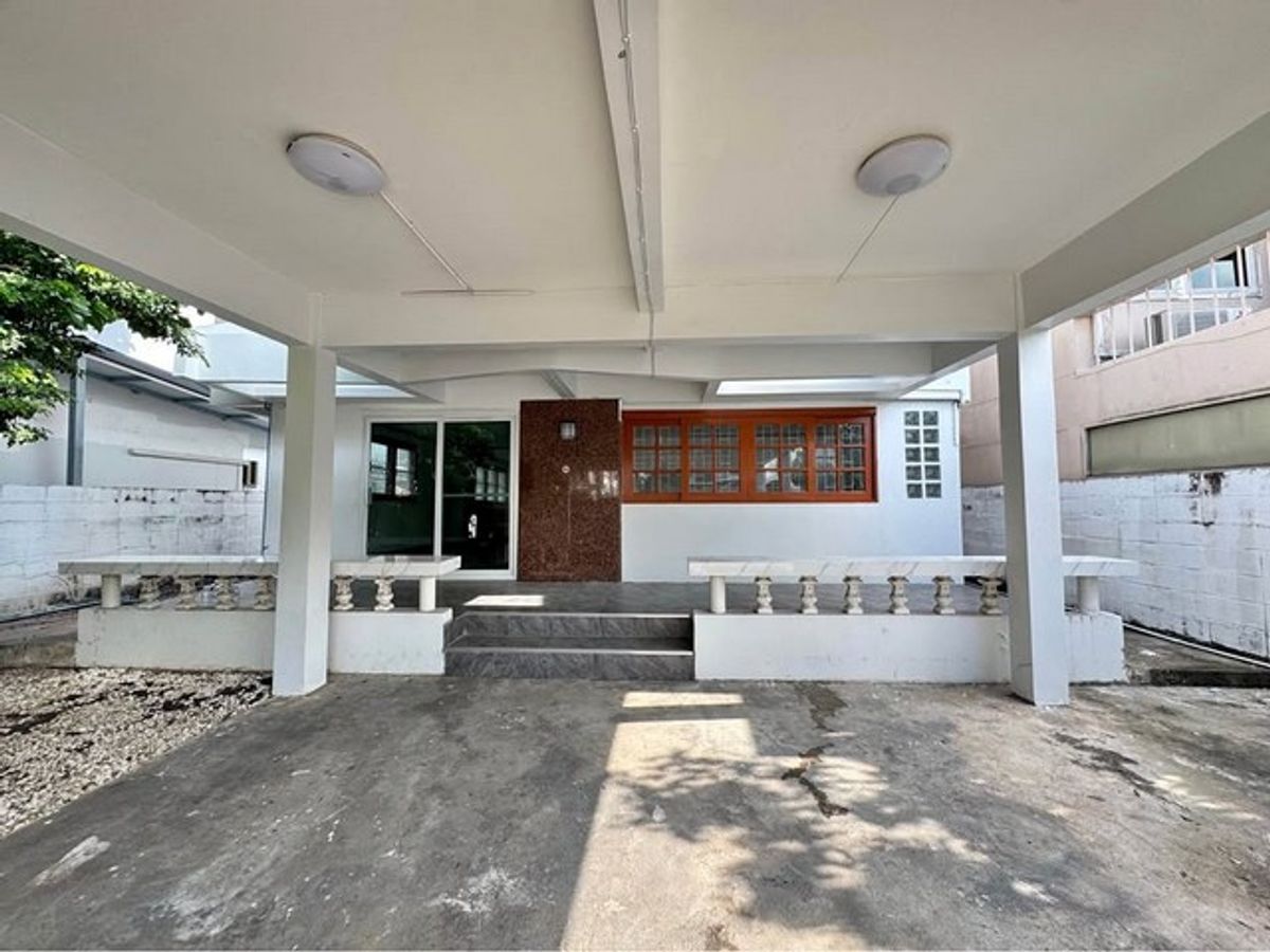 For RentHousePattanakan, Srinakarin : HR2538 House for rent Ready Muang Thong Village 2 Projects 3 Soi Phatthanakan 53 Ready to travel conveniently