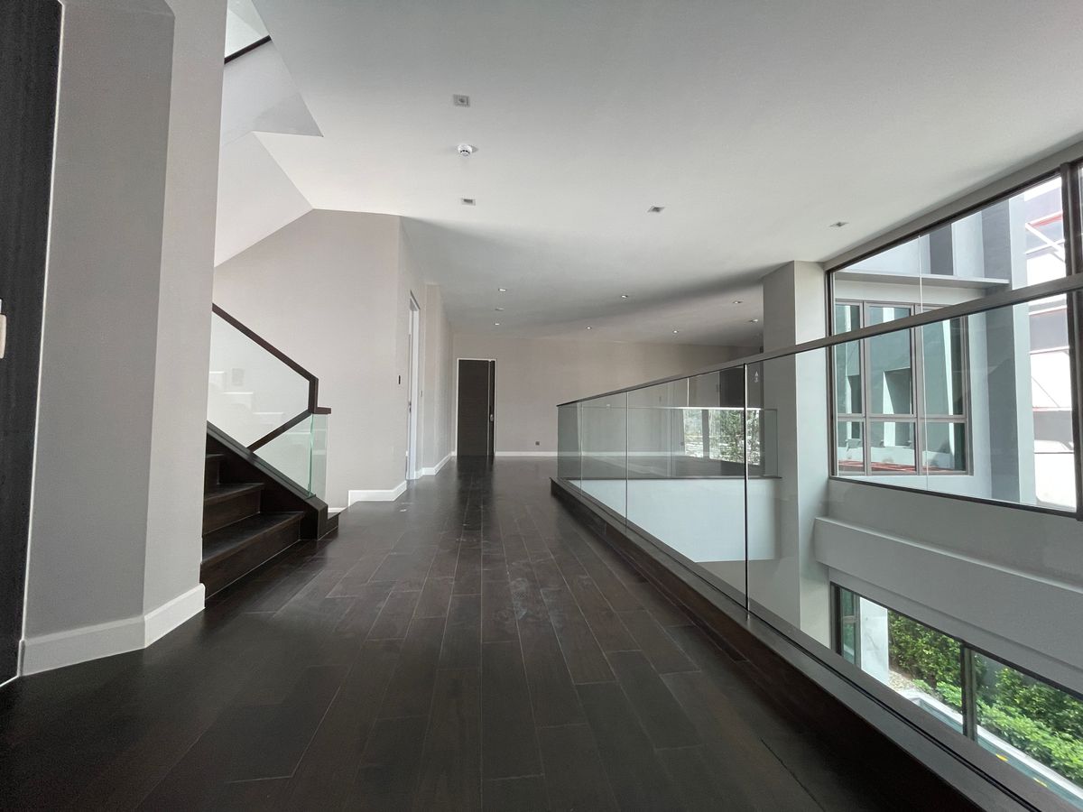 ขายบ้านเลียบทางด่วนรามอินทรา : บ้านเดี่ยวสุดหรู 95E1 (ไนน์ตี้ไฟว์อีสต์วัน) สไตล์ Ultra Luxury พร้อมสระว่ายน้ำส่วนตัว ใกล้ทางด่วนและย่านธุรกิจ บ้าน 3 ชั้น 4 ห้องนอน 7 ห้องน้ำ 5 ที่จอดรถ เข้าออก 2 ทาง ทั้งถนนเลียบทางด่วนเอกมัย – รามอินทรา และถนนเกษตร-นวมินทร์