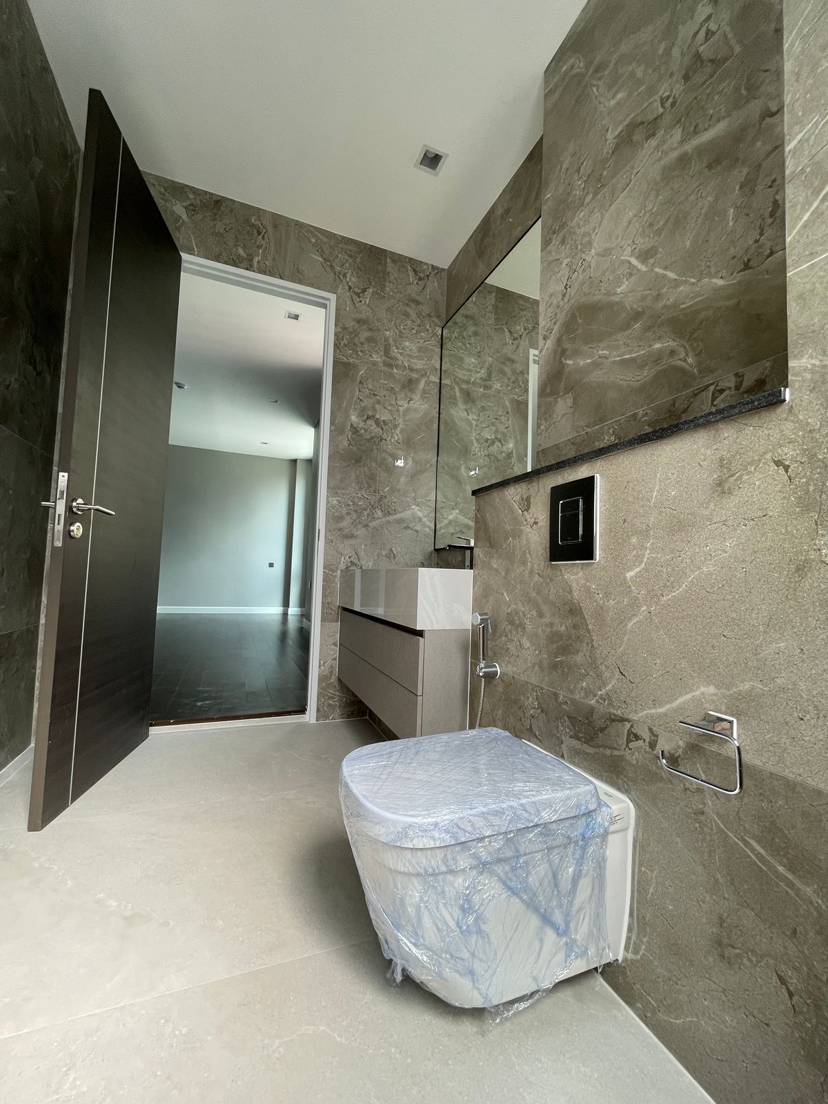 ขายบ้านเลียบทางด่วนรามอินทรา : บ้านเดี่ยวสุดหรู 95E1 (ไนน์ตี้ไฟว์อีสต์วัน) สไตล์ Ultra Luxury พร้อมสระว่ายน้ำส่วนตัว ใกล้ทางด่วนและย่านธุรกิจ บ้าน 3 ชั้น 4 ห้องนอน 7 ห้องน้ำ 5 ที่จอดรถ เข้าออก 2 ทาง ทั้งถนนเลียบทางด่วนเอกมัย – รามอินทรา และถนนเกษตร-นวมินทร์