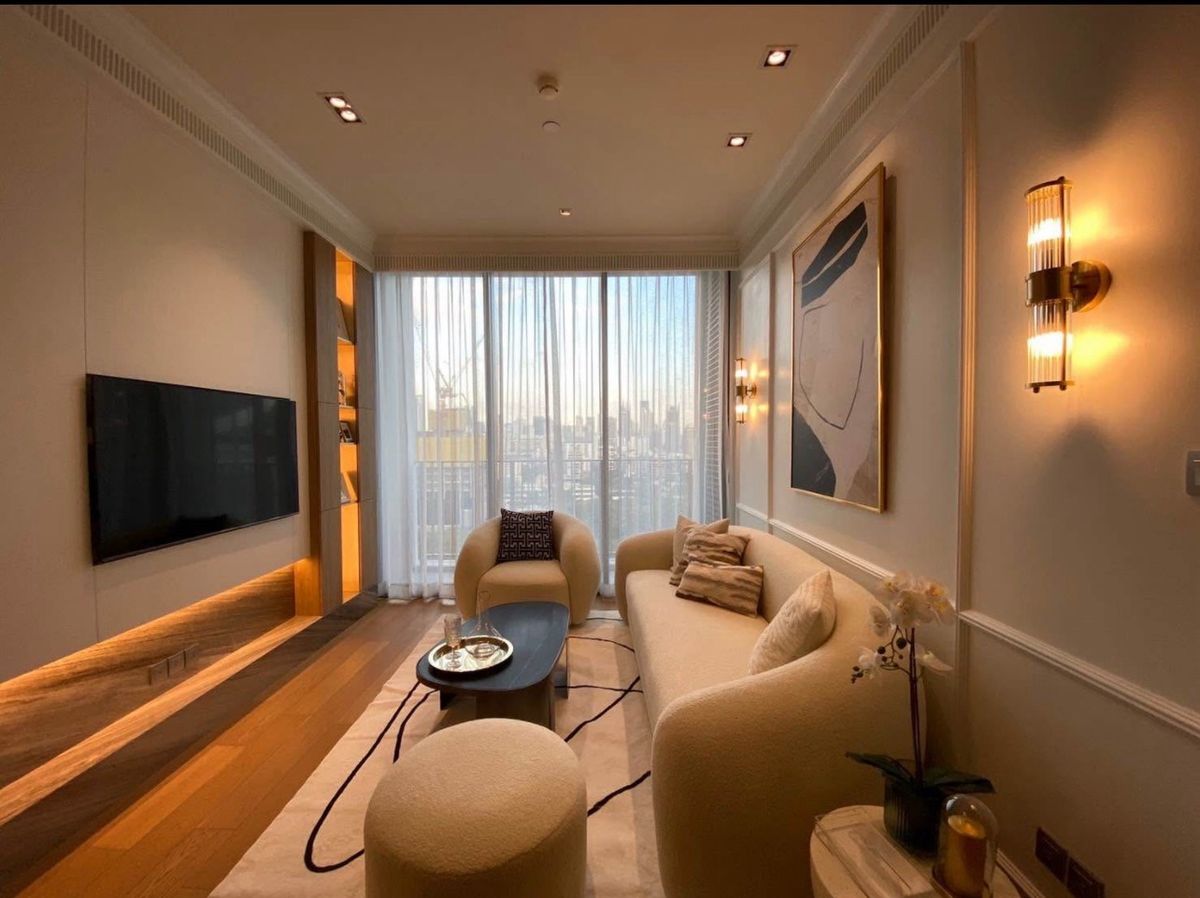 For RentCondoWitthayu, Chidlom, Langsuan, Ploenchit : 📢👇A nice decoration bedroom in one of good location near Central Chidlom, prime area Sinthorn village, Central world, Siam Square