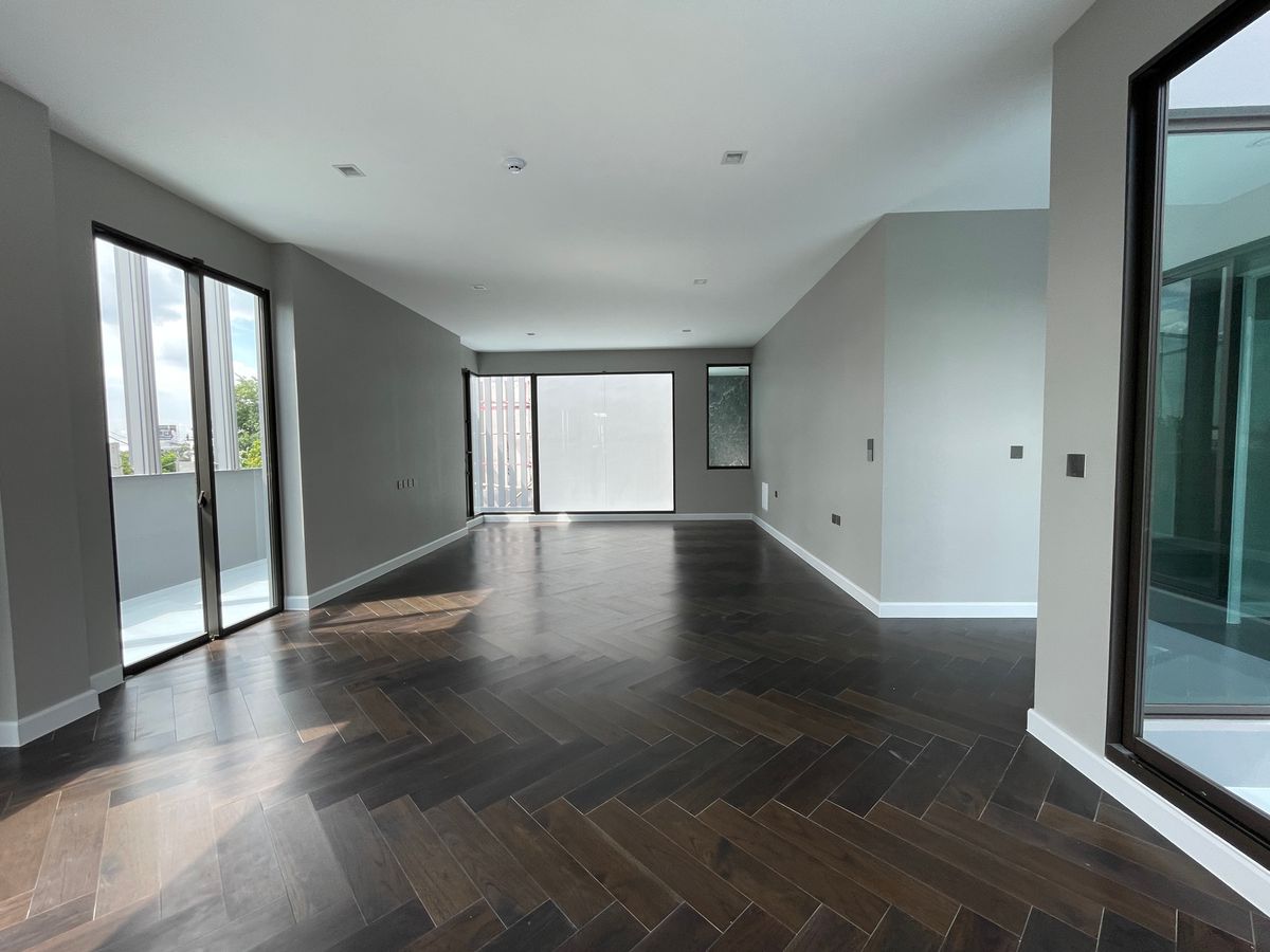 ขายบ้านเลียบทางด่วนรามอินทรา : บ้านเดี่ยวสุดหรู 95E1 (ไนน์ตี้ไฟว์อีสต์วัน) สไตล์ Ultra Luxury พร้อมสระว่ายน้ำส่วนตัว ใกล้ทางด่วนและย่านธุรกิจ บ้าน 3 ชั้น 4 ห้องนอน 7 ห้องน้ำ 5 ที่จอดรถ เข้าออก 2 ทาง ทั้งถนนเลียบทางด่วนเอกมัย – รามอินทรา และถนนเกษตร-นวมินทร์