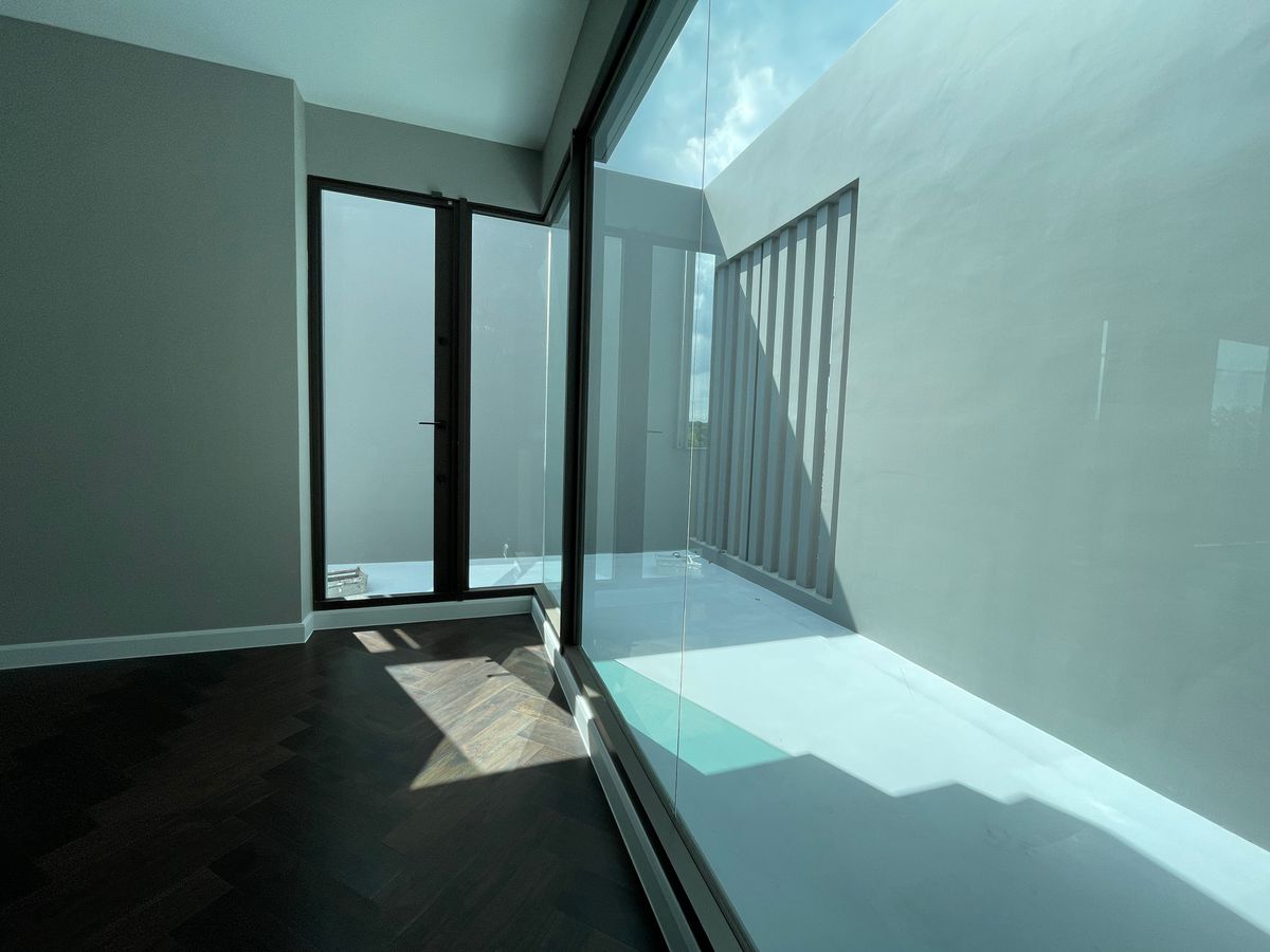 ขายบ้านเลียบทางด่วนรามอินทรา : บ้านเดี่ยวสุดหรู 95E1 (ไนน์ตี้ไฟว์อีสต์วัน) สไตล์ Ultra Luxury พร้อมสระว่ายน้ำส่วนตัว ใกล้ทางด่วนและย่านธุรกิจ บ้าน 3 ชั้น 4 ห้องนอน 7 ห้องน้ำ 5 ที่จอดรถ เข้าออก 2 ทาง ทั้งถนนเลียบทางด่วนเอกมัย – รามอินทรา และถนนเกษตร-นวมินทร์