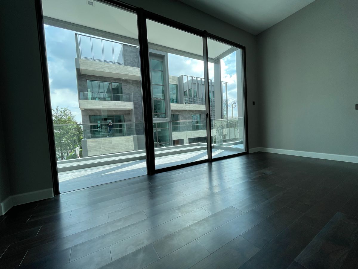 ขายบ้านเลียบทางด่วนรามอินทรา : บ้านเดี่ยวสุดหรู 95E1 (ไนน์ตี้ไฟว์อีสต์วัน) สไตล์ Ultra Luxury พร้อมสระว่ายน้ำส่วนตัว ใกล้ทางด่วนและย่านธุรกิจ บ้าน 3 ชั้น 4 ห้องนอน 7 ห้องน้ำ 5 ที่จอดรถ เข้าออก 2 ทาง ทั้งถนนเลียบทางด่วนเอกมัย – รามอินทรา และถนนเกษตร-นวมินทร์