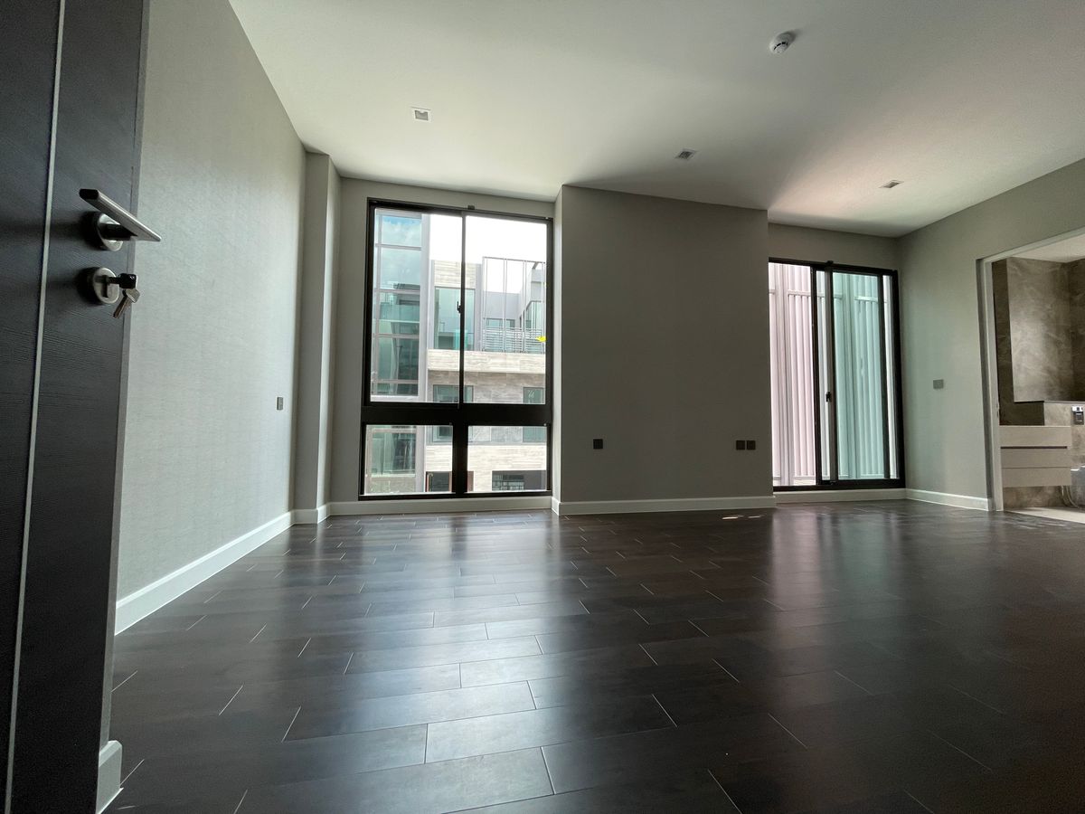 ขายบ้านเลียบทางด่วนรามอินทรา : บ้านเดี่ยวสุดหรู 95E1 (ไนน์ตี้ไฟว์อีสต์วัน) สไตล์ Ultra Luxury พร้อมสระว่ายน้ำส่วนตัว ใกล้ทางด่วนและย่านธุรกิจ บ้าน 3 ชั้น 4 ห้องนอน 7 ห้องน้ำ 5 ที่จอดรถ เข้าออก 2 ทาง ทั้งถนนเลียบทางด่วนเอกมัย – รามอินทรา และถนนเกษตร-นวมินทร์