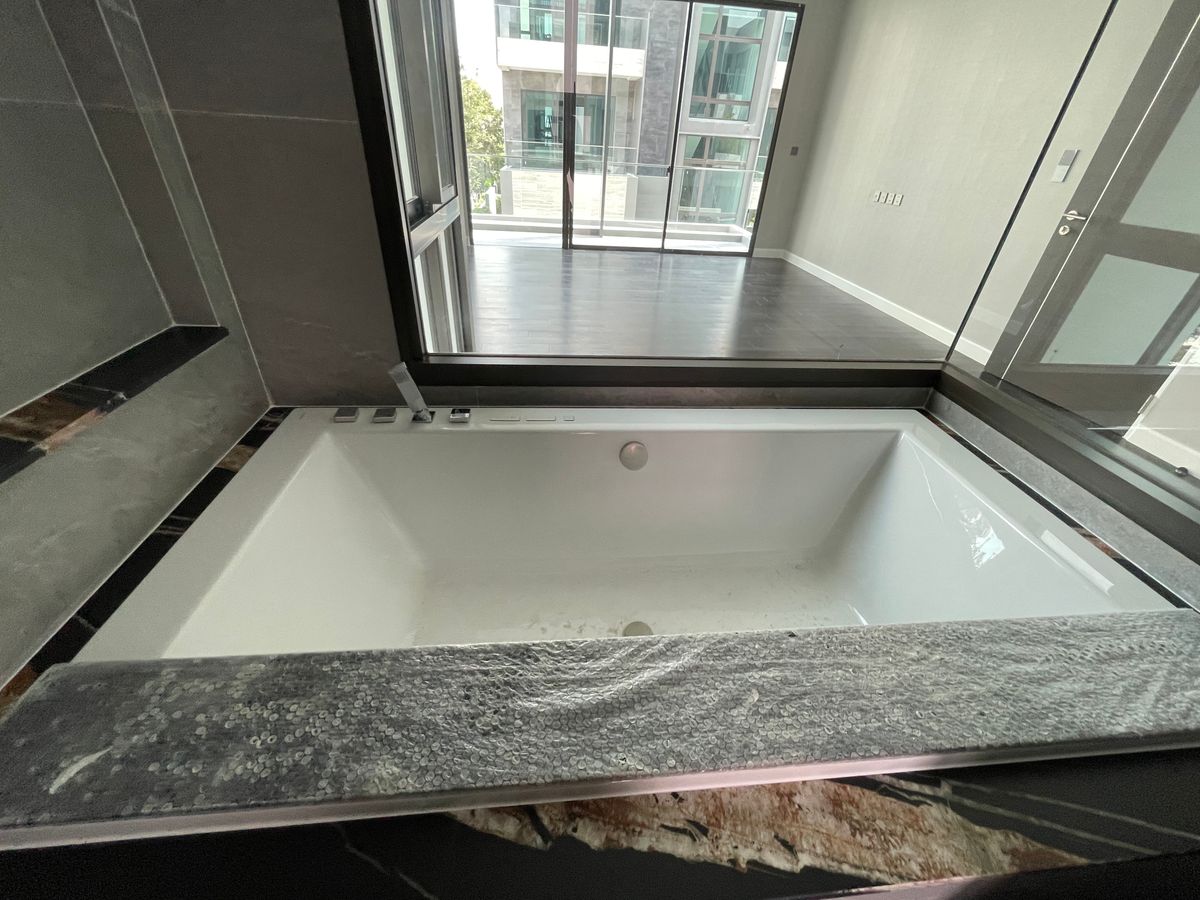 ขายบ้านเลียบทางด่วนรามอินทรา : บ้านเดี่ยวสุดหรู 95E1 (ไนน์ตี้ไฟว์อีสต์วัน) สไตล์ Ultra Luxury พร้อมสระว่ายน้ำส่วนตัว ใกล้ทางด่วนและย่านธุรกิจ บ้าน 3 ชั้น 4 ห้องนอน 7 ห้องน้ำ 5 ที่จอดรถ เข้าออก 2 ทาง ทั้งถนนเลียบทางด่วนเอกมัย – รามอินทรา และถนนเกษตร-นวมินทร์