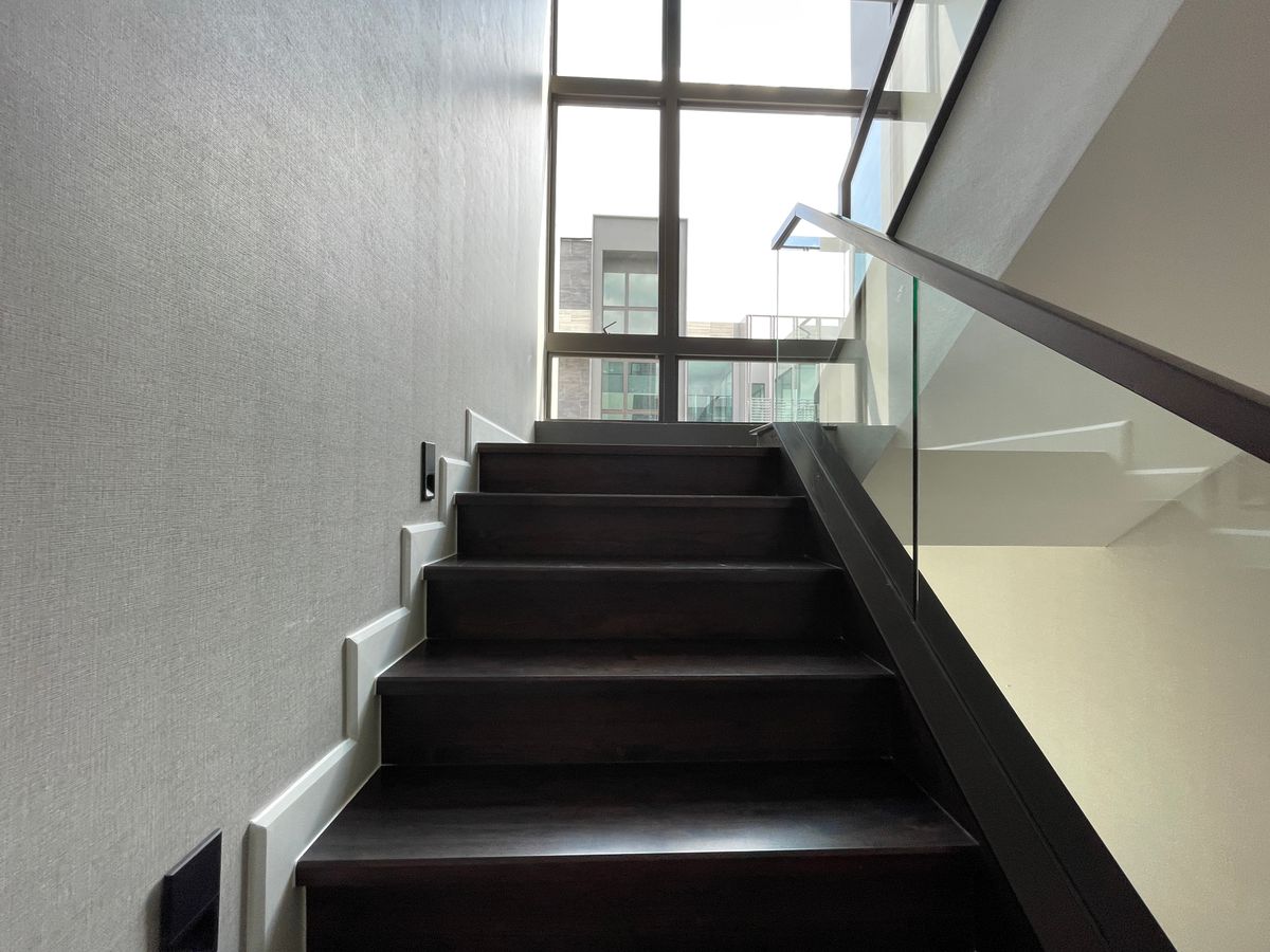 ขายบ้านเลียบทางด่วนรามอินทรา : บ้านเดี่ยวสุดหรู 95E1 (ไนน์ตี้ไฟว์อีสต์วัน) สไตล์ Ultra Luxury พร้อมสระว่ายน้ำส่วนตัว ใกล้ทางด่วนและย่านธุรกิจ บ้าน 3 ชั้น 4 ห้องนอน 7 ห้องน้ำ 5 ที่จอดรถ เข้าออก 2 ทาง ทั้งถนนเลียบทางด่วนเอกมัย – รามอินทรา และถนนเกษตร-นวมินทร์