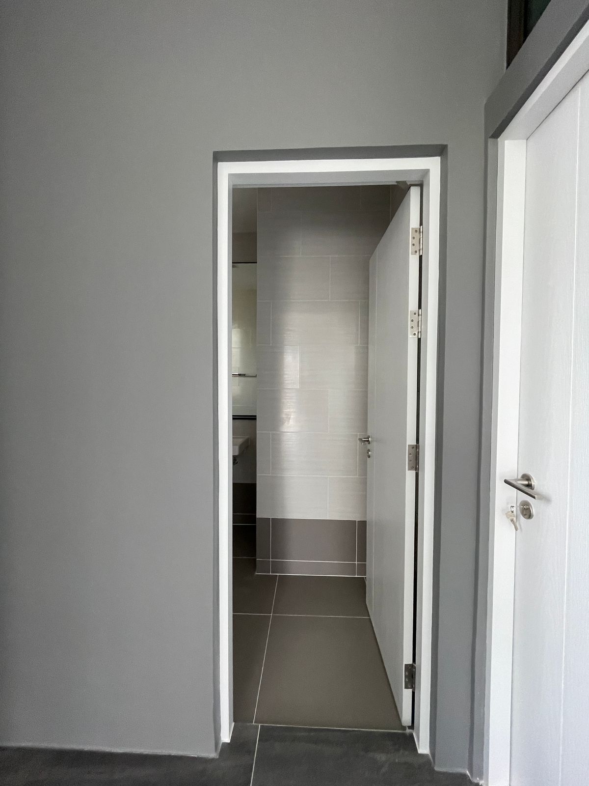 ขายบ้านเลียบทางด่วนรามอินทรา : บ้านเดี่ยวสุดหรู 95E1 (ไนน์ตี้ไฟว์อีสต์วัน) สไตล์ Ultra Luxury พร้อมสระว่ายน้ำส่วนตัว ใกล้ทางด่วนและย่านธุรกิจ บ้าน 3 ชั้น 4 ห้องนอน 7 ห้องน้ำ 5 ที่จอดรถ เข้าออก 2 ทาง ทั้งถนนเลียบทางด่วนเอกมัย – รามอินทรา และถนนเกษตร-นวมินทร์