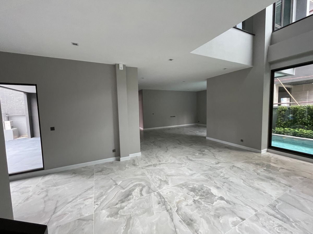 ขายบ้านเลียบทางด่วนรามอินทรา : บ้านเดี่ยวสุดหรู 95E1 (ไนน์ตี้ไฟว์อีสต์วัน) สไตล์ Ultra Luxury พร้อมสระว่ายน้ำส่วนตัว ใกล้ทางด่วนและย่านธุรกิจ บ้าน 3 ชั้น 4 ห้องนอน 7 ห้องน้ำ 5 ที่จอดรถ เข้าออก 2 ทาง ทั้งถนนเลียบทางด่วนเอกมัย – รามอินทรา และถนนเกษตร-นวมินทร์