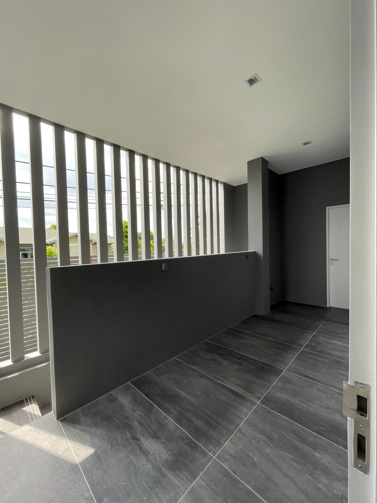 ขายบ้านเลียบทางด่วนรามอินทรา : บ้านเดี่ยวสุดหรู 95E1 (ไนน์ตี้ไฟว์อีสต์วัน) สไตล์ Ultra Luxury พร้อมสระว่ายน้ำส่วนตัว ใกล้ทางด่วนและย่านธุรกิจ บ้าน 3 ชั้น 4 ห้องนอน 7 ห้องน้ำ 5 ที่จอดรถ เข้าออก 2 ทาง ทั้งถนนเลียบทางด่วนเอกมัย – รามอินทรา และถนนเกษตร-นวมินทร์