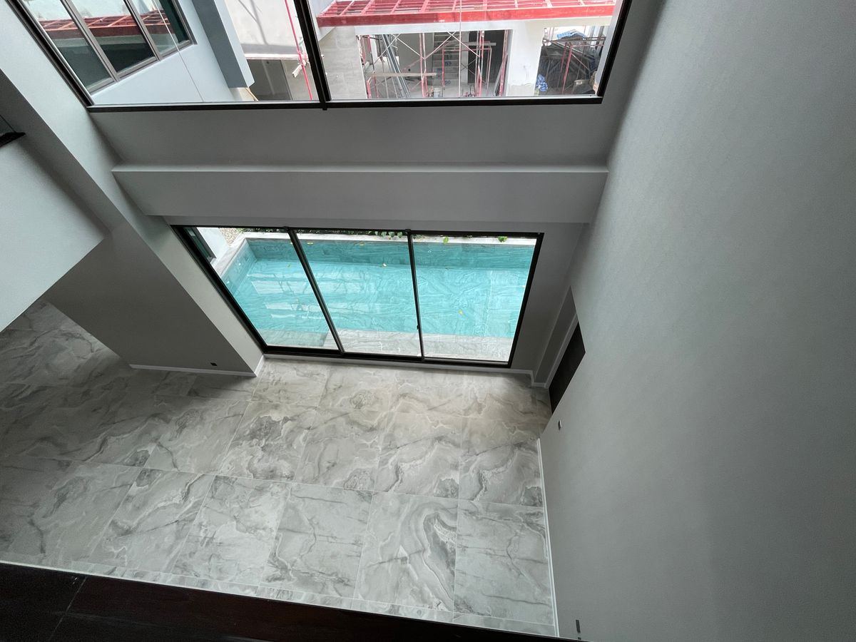 ขายบ้านเลียบทางด่วนรามอินทรา : บ้านเดี่ยวสุดหรู 95E1 (ไนน์ตี้ไฟว์อีสต์วัน) สไตล์ Ultra Luxury พร้อมสระว่ายน้ำส่วนตัว ใกล้ทางด่วนและย่านธุรกิจ บ้าน 3 ชั้น 4 ห้องนอน 7 ห้องน้ำ 5 ที่จอดรถ เข้าออก 2 ทาง ทั้งถนนเลียบทางด่วนเอกมัย – รามอินทรา และถนนเกษตร-นวมินทร์