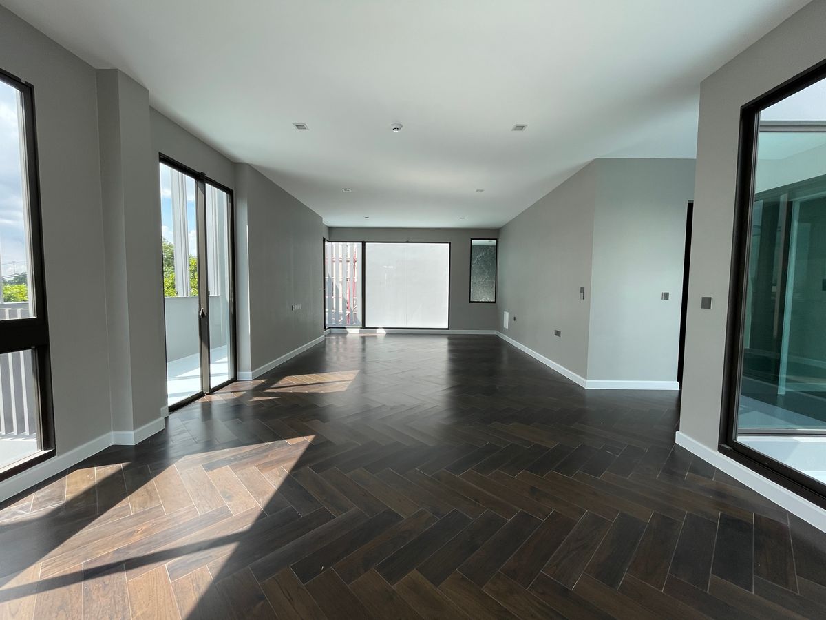 ขายบ้านเลียบทางด่วนรามอินทรา : บ้านเดี่ยวสุดหรู 95E1 (ไนน์ตี้ไฟว์อีสต์วัน) สไตล์ Ultra Luxury พร้อมสระว่ายน้ำส่วนตัว ใกล้ทางด่วนและย่านธุรกิจ บ้าน 3 ชั้น 4 ห้องนอน 7 ห้องน้ำ 5 ที่จอดรถ เข้าออก 2 ทาง ทั้งถนนเลียบทางด่วนเอกมัย – รามอินทรา และถนนเกษตร-นวมินทร์