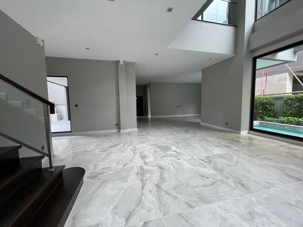 ขายบ้านเลียบทางด่วนรามอินทรา : บ้านเดี่ยวสุดหรู 95E1 (ไนน์ตี้ไฟว์อีสต์วัน) สไตล์ Ultra Luxury พร้อมสระว่ายน้ำส่วนตัว ใกล้ทางด่วนและย่านธุรกิจ บ้าน 3 ชั้น 4 ห้องนอน 7 ห้องน้ำ 5 ที่จอดรถ เข้าออก 2 ทาง ทั้งถนนเลียบทางด่วนเอกมัย – รามอินทรา และถนนเกษตร-นวมินทร์