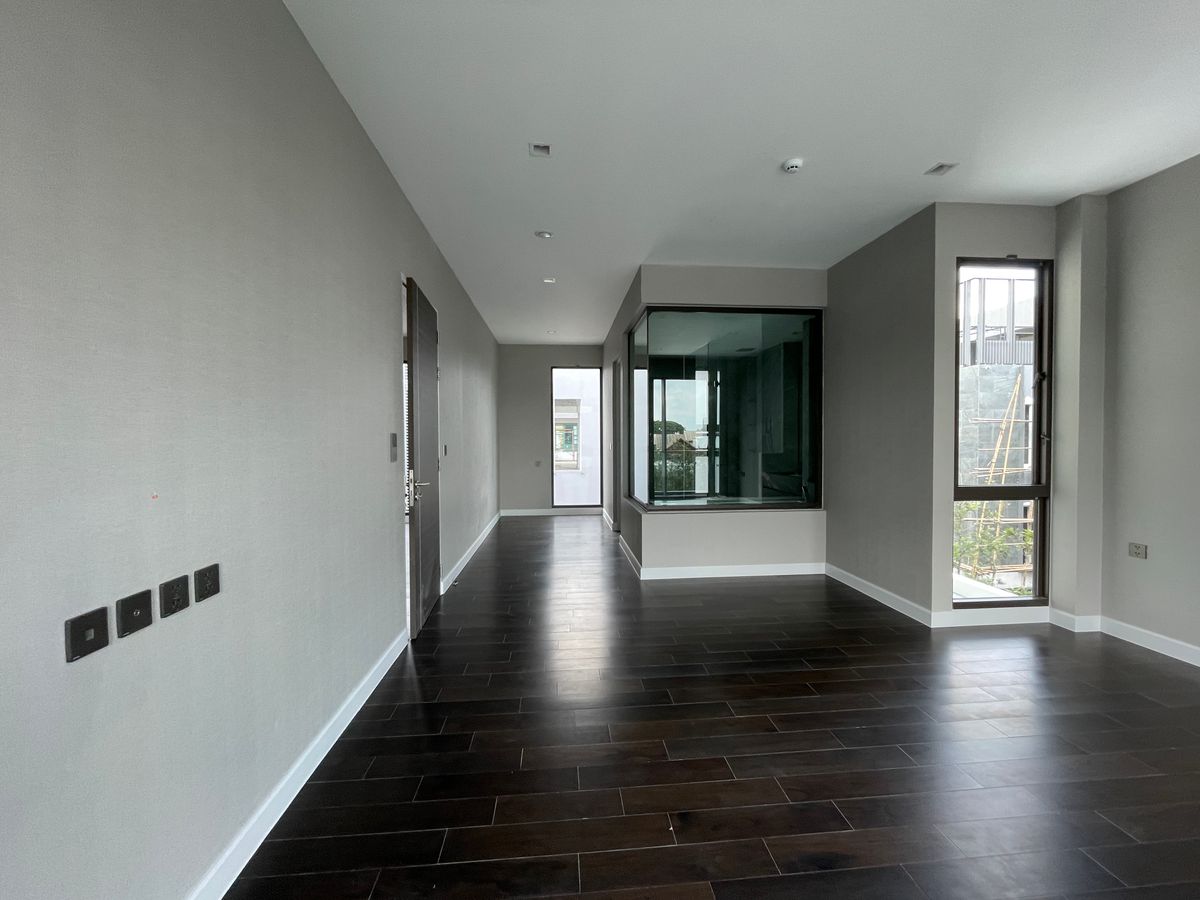 ขายบ้านเลียบทางด่วนรามอินทรา : บ้านเดี่ยวสุดหรู 95E1 (ไนน์ตี้ไฟว์อีสต์วัน) สไตล์ Ultra Luxury พร้อมสระว่ายน้ำส่วนตัว ใกล้ทางด่วนและย่านธุรกิจ บ้าน 3 ชั้น 4 ห้องนอน 7 ห้องน้ำ 5 ที่จอดรถ เข้าออก 2 ทาง ทั้งถนนเลียบทางด่วนเอกมัย – รามอินทรา และถนนเกษตร-นวมินทร์