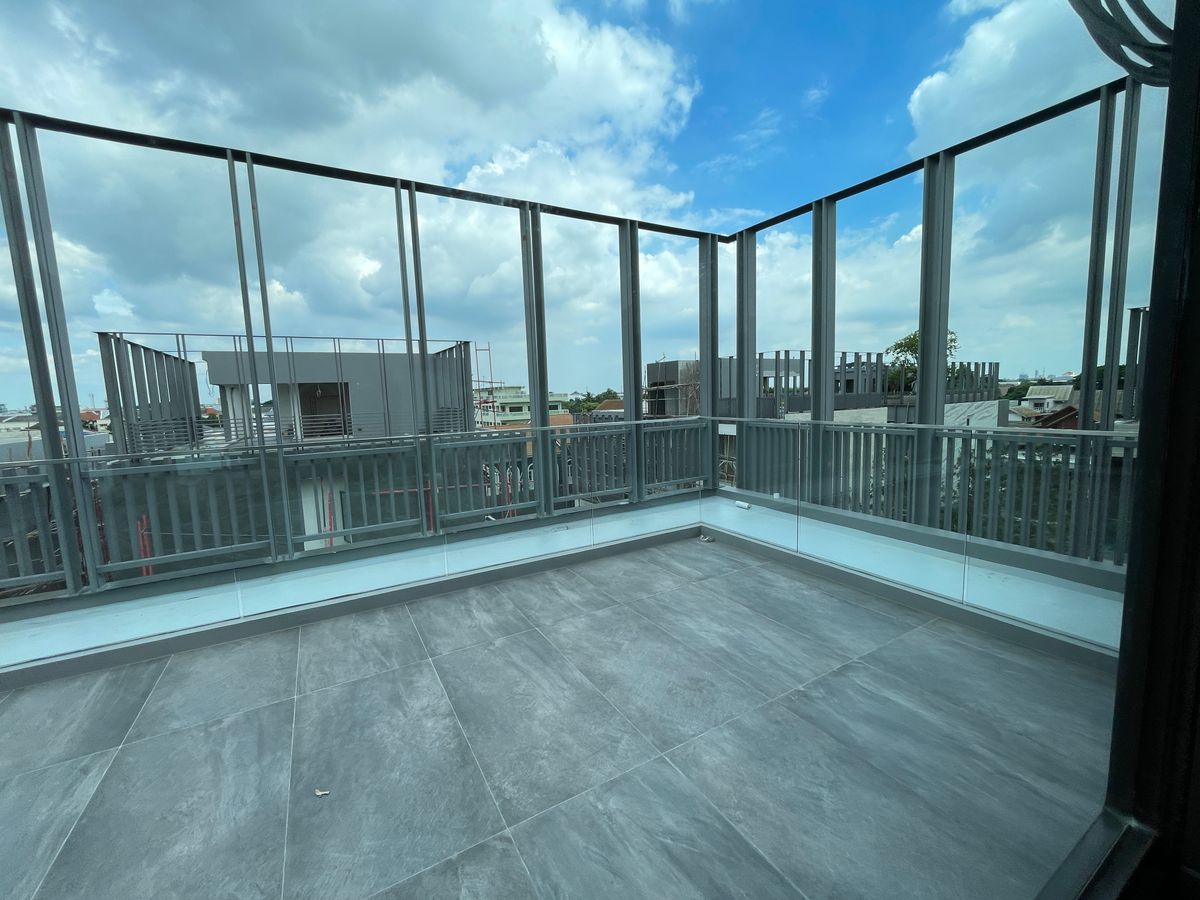 ขายบ้านเลียบทางด่วนรามอินทรา : บ้านเดี่ยวสุดหรู 95E1 (ไนน์ตี้ไฟว์อีสต์วัน) สไตล์ Ultra Luxury พร้อมสระว่ายน้ำส่วนตัว ใกล้ทางด่วนและย่านธุรกิจ บ้าน 3 ชั้น 4 ห้องนอน 7 ห้องน้ำ 5 ที่จอดรถ เข้าออก 2 ทาง ทั้งถนนเลียบทางด่วนเอกมัย – รามอินทรา และถนนเกษตร-นวมินทร์