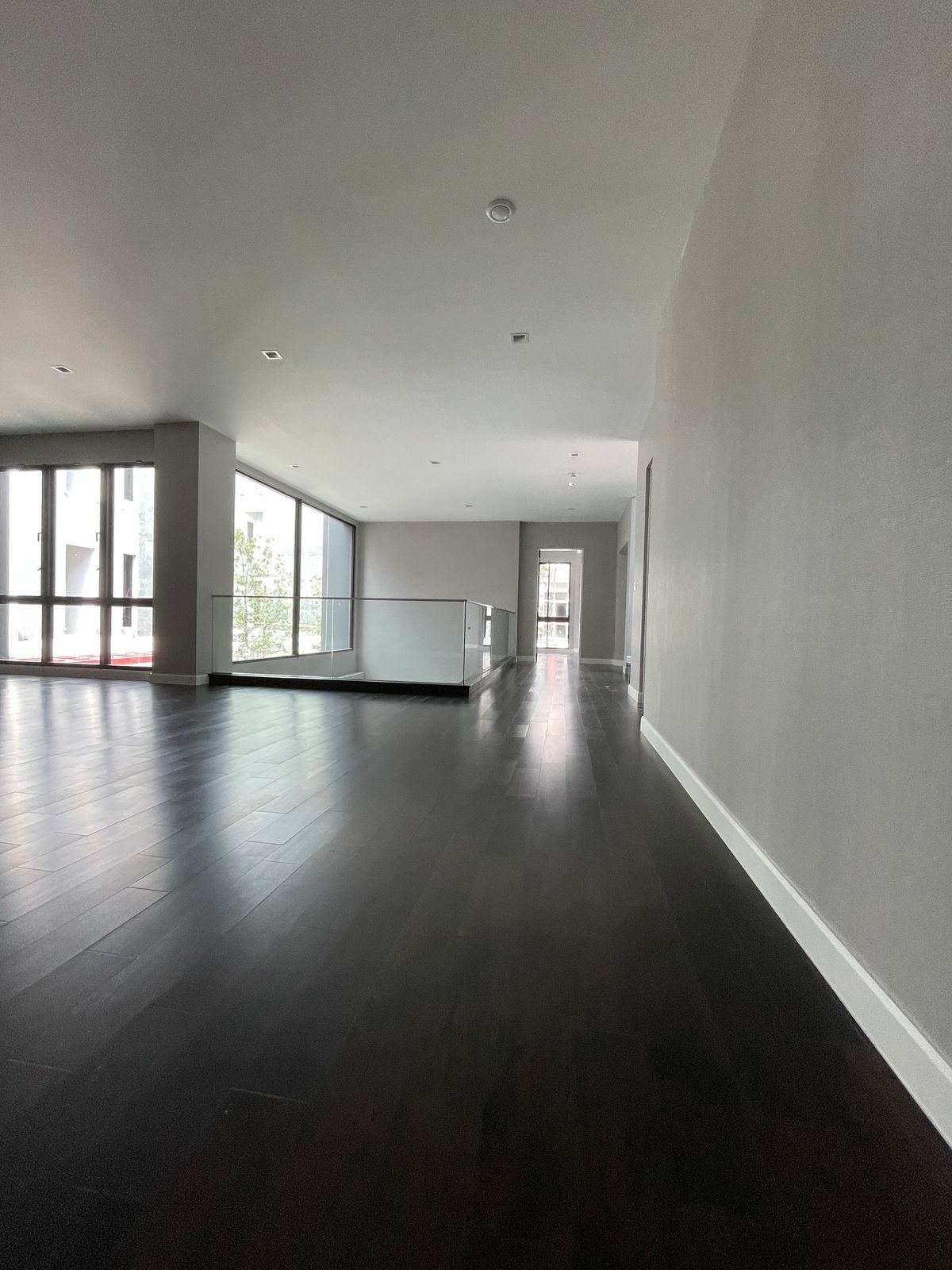 ขายบ้านเลียบทางด่วนรามอินทรา : บ้านเดี่ยวสุดหรู 95E1 (ไนน์ตี้ไฟว์อีสต์วัน) สไตล์ Ultra Luxury พร้อมสระว่ายน้ำส่วนตัว ใกล้ทางด่วนและย่านธุรกิจ บ้าน 3 ชั้น 4 ห้องนอน 7 ห้องน้ำ 5 ที่จอดรถ เข้าออก 2 ทาง ทั้งถนนเลียบทางด่วนเอกมัย – รามอินทรา และถนนเกษตร-นวมินทร์