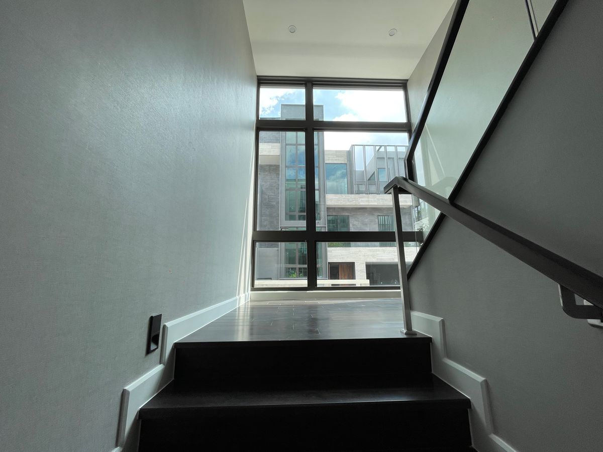 ขายบ้านเลียบทางด่วนรามอินทรา : บ้านเดี่ยวสุดหรู 95E1 (ไนน์ตี้ไฟว์อีสต์วัน) สไตล์ Ultra Luxury พร้อมสระว่ายน้ำส่วนตัว ใกล้ทางด่วนและย่านธุรกิจ บ้าน 3 ชั้น 4 ห้องนอน 7 ห้องน้ำ 5 ที่จอดรถ เข้าออก 2 ทาง ทั้งถนนเลียบทางด่วนเอกมัย – รามอินทรา และถนนเกษตร-นวมินทร์