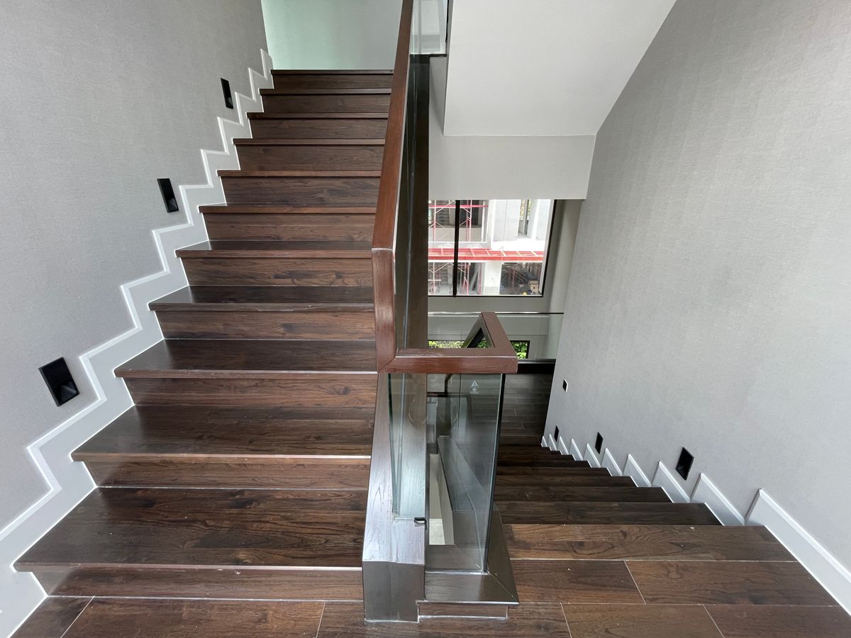 ขายบ้านเลียบทางด่วนรามอินทรา : บ้านเดี่ยวสุดหรู 95E1 (ไนน์ตี้ไฟว์อีสต์วัน) สไตล์ Ultra Luxury พร้อมสระว่ายน้ำส่วนตัว ใกล้ทางด่วนและย่านธุรกิจ บ้าน 3 ชั้น 4 ห้องนอน 7 ห้องน้ำ 5 ที่จอดรถ เข้าออก 2 ทาง ทั้งถนนเลียบทางด่วนเอกมัย – รามอินทรา และถนนเกษตร-นวมินทร์