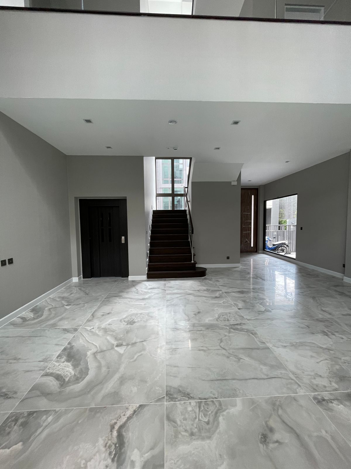 ขายบ้านเลียบทางด่วนรามอินทรา : บ้านเดี่ยวสุดหรู 95E1 (ไนน์ตี้ไฟว์อีสต์วัน) สไตล์ Ultra Luxury พร้อมสระว่ายน้ำส่วนตัว ใกล้ทางด่วนและย่านธุรกิจ บ้าน 3 ชั้น 4 ห้องนอน 7 ห้องน้ำ 5 ที่จอดรถ เข้าออก 2 ทาง ทั้งถนนเลียบทางด่วนเอกมัย – รามอินทรา และถนนเกษตร-นวมินทร์