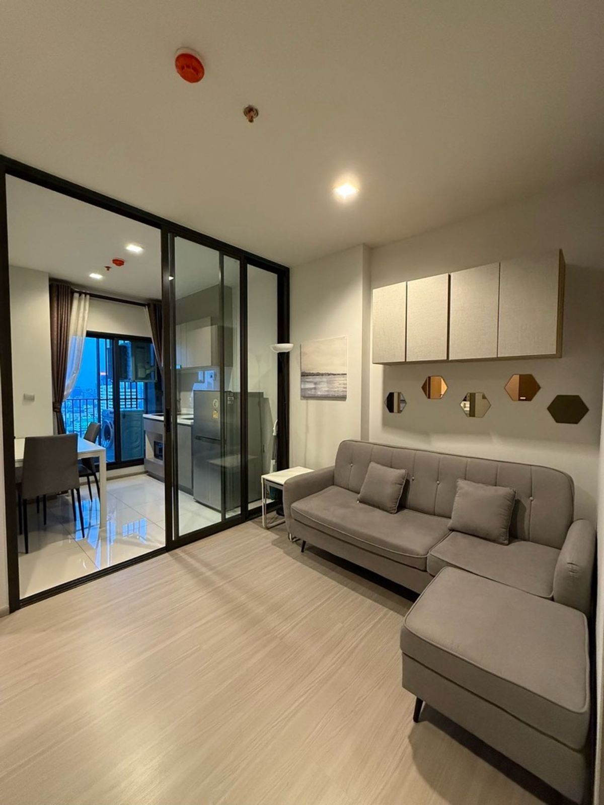 ให้เช่าคอนโดพระราม 9 เพชรบุรีตัดใหม่ RCA : For rent condo life asoke Rama 9 
 Near MRT Rama 9