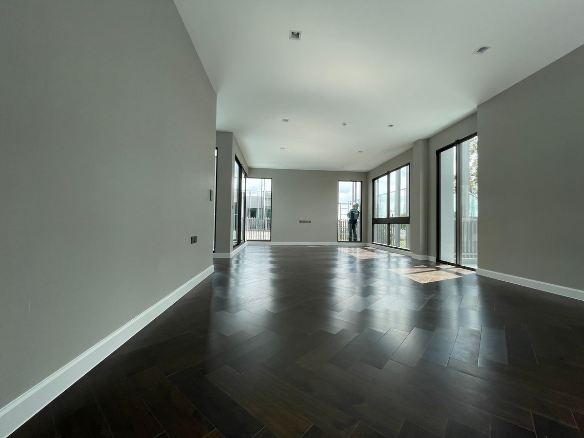 ขายบ้านเลียบทางด่วนรามอินทรา : บ้านเดี่ยวสุดหรู 95E1 (ไนน์ตี้ไฟว์อีสต์วัน) สไตล์ Ultra Luxury พร้อมสระว่ายน้ำส่วนตัว ใกล้ทางด่วนและย่านธุรกิจ บ้าน 3 ชั้น 4 ห้องนอน 7 ห้องน้ำ 5 ที่จอดรถ เข้าออก 2 ทาง ทั้งถนนเลียบทางด่วนเอกมัย – รามอินทรา และถนนเกษตร-นวมินทร์