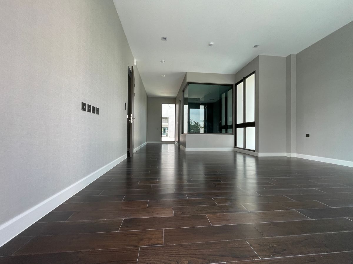 ขายบ้านเลียบทางด่วนรามอินทรา : บ้านเดี่ยวสุดหรู 95E1 (ไนน์ตี้ไฟว์อีสต์วัน) สไตล์ Ultra Luxury พร้อมสระว่ายน้ำส่วนตัว ใกล้ทางด่วนและย่านธุรกิจ บ้าน 3 ชั้น 4 ห้องนอน 7 ห้องน้ำ 5 ที่จอดรถ เข้าออก 2 ทาง ทั้งถนนเลียบทางด่วนเอกมัย – รามอินทรา และถนนเกษตร-นวมินทร์