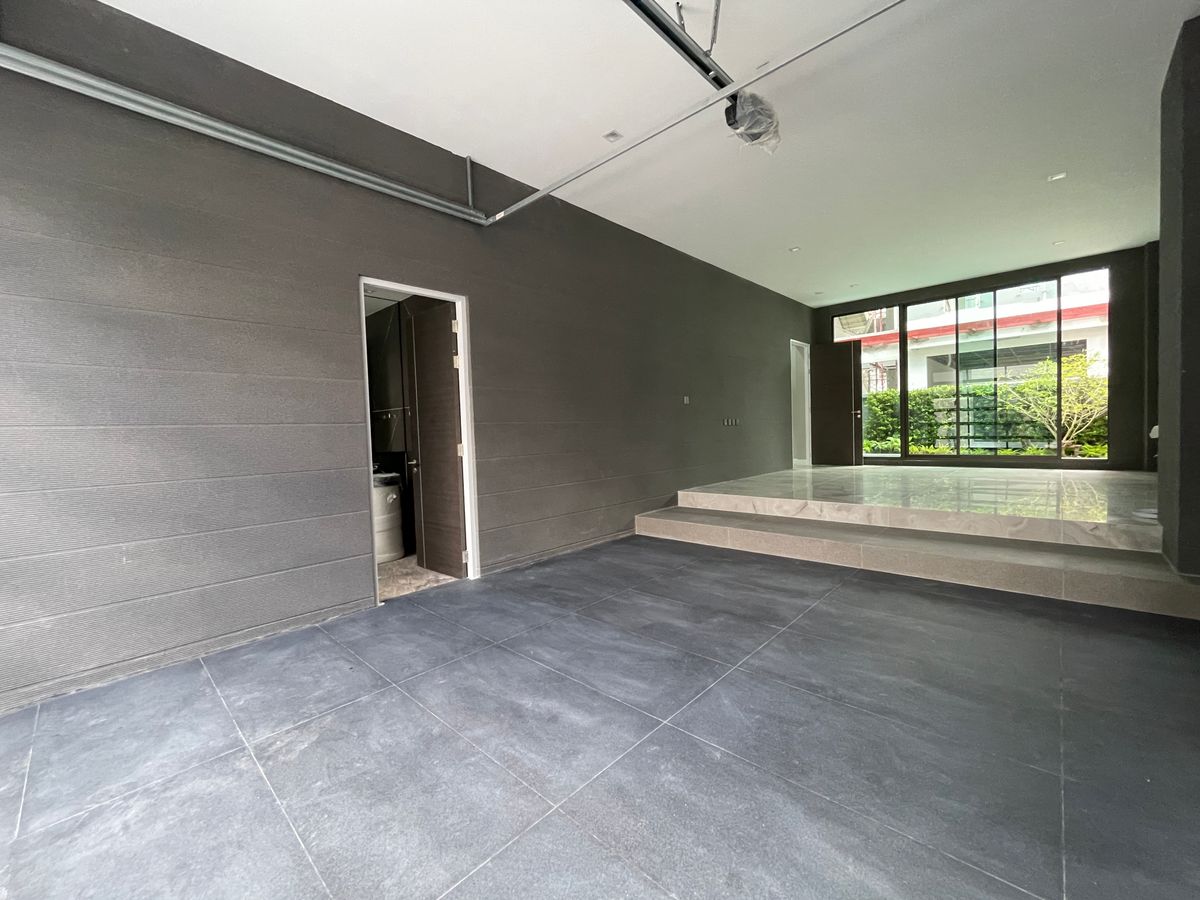 ขายบ้านเลียบทางด่วนรามอินทรา : บ้านเดี่ยวสุดหรู 95E1 (ไนน์ตี้ไฟว์อีสต์วัน) สไตล์ Ultra Luxury พร้อมสระว่ายน้ำส่วนตัว ใกล้ทางด่วนและย่านธุรกิจ บ้าน 3 ชั้น 4 ห้องนอน 7 ห้องน้ำ 5 ที่จอดรถ เข้าออก 2 ทาง ทั้งถนนเลียบทางด่วนเอกมัย – รามอินทรา และถนนเกษตร-นวมินทร์