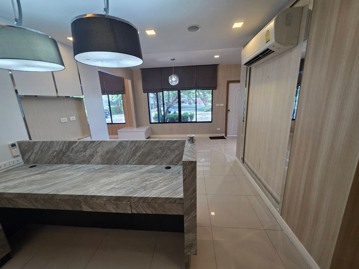 For RentTownhomeChaengwatana, Muangthong : Rent 2 townhomes next to The Connect 41 Chaeng Watthana -Tiwanon, near Lotus Tiwanon for 5 minutes.