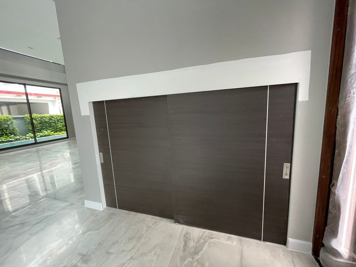 ขายบ้านเลียบทางด่วนรามอินทรา : บ้านเดี่ยวสุดหรู 95E1 (ไนน์ตี้ไฟว์อีสต์วัน) สไตล์ Ultra Luxury พร้อมสระว่ายน้ำส่วนตัว ใกล้ทางด่วนและย่านธุรกิจ บ้าน 3 ชั้น 4 ห้องนอน 7 ห้องน้ำ 5 ที่จอดรถ เข้าออก 2 ทาง ทั้งถนนเลียบทางด่วนเอกมัย – รามอินทรา และถนนเกษตร-นวมินทร์