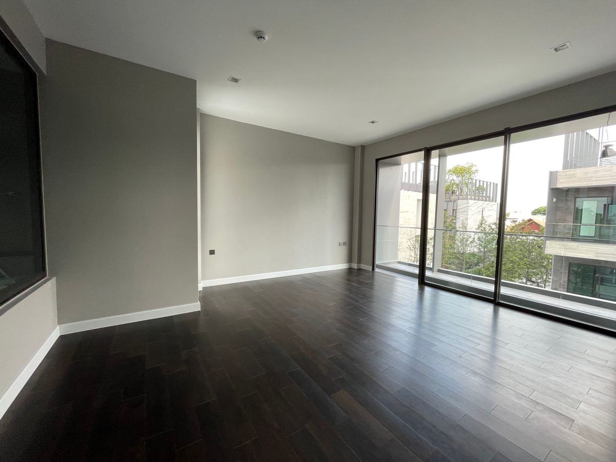 ขายบ้านเลียบทางด่วนรามอินทรา : บ้านเดี่ยวสุดหรู 95E1 (ไนน์ตี้ไฟว์อีสต์วัน) สไตล์ Ultra Luxury พร้อมสระว่ายน้ำส่วนตัว ใกล้ทางด่วนและย่านธุรกิจ บ้าน 3 ชั้น 4 ห้องนอน 7 ห้องน้ำ 5 ที่จอดรถ เข้าออก 2 ทาง ทั้งถนนเลียบทางด่วนเอกมัย – รามอินทรา และถนนเกษตร-นวมินทร์