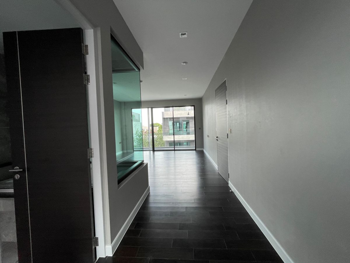 ขายบ้านเลียบทางด่วนรามอินทรา : บ้านเดี่ยวสุดหรู 95E1 (ไนน์ตี้ไฟว์อีสต์วัน) สไตล์ Ultra Luxury พร้อมสระว่ายน้ำส่วนตัว ใกล้ทางด่วนและย่านธุรกิจ บ้าน 3 ชั้น 4 ห้องนอน 7 ห้องน้ำ 5 ที่จอดรถ เข้าออก 2 ทาง ทั้งถนนเลียบทางด่วนเอกมัย – รามอินทรา และถนนเกษตร-นวมินทร์