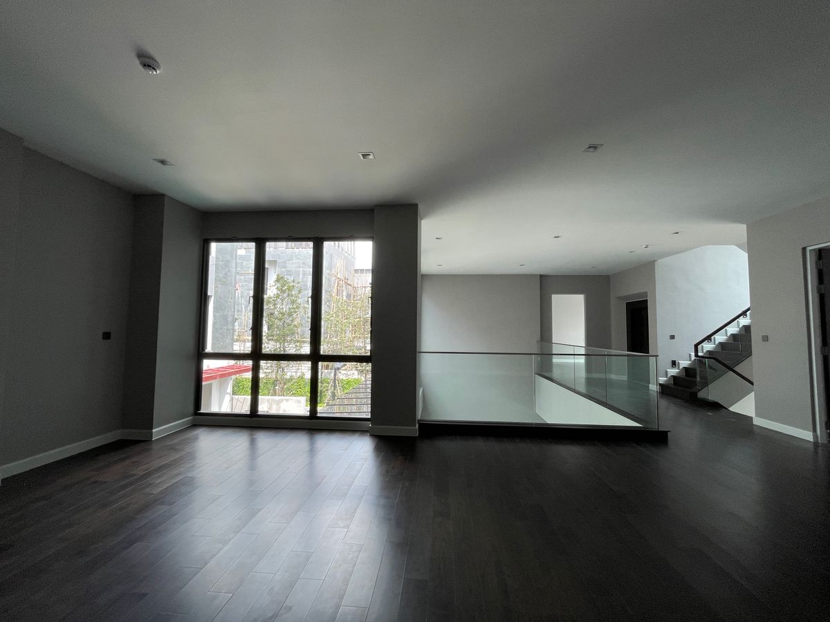 ขายบ้านเลียบทางด่วนรามอินทรา : บ้านเดี่ยวสุดหรู 95E1 (ไนน์ตี้ไฟว์อีสต์วัน) สไตล์ Ultra Luxury พร้อมสระว่ายน้ำส่วนตัว ใกล้ทางด่วนและย่านธุรกิจ บ้าน 3 ชั้น 4 ห้องนอน 7 ห้องน้ำ 5 ที่จอดรถ เข้าออก 2 ทาง ทั้งถนนเลียบทางด่วนเอกมัย – รามอินทรา และถนนเกษตร-นวมินทร์