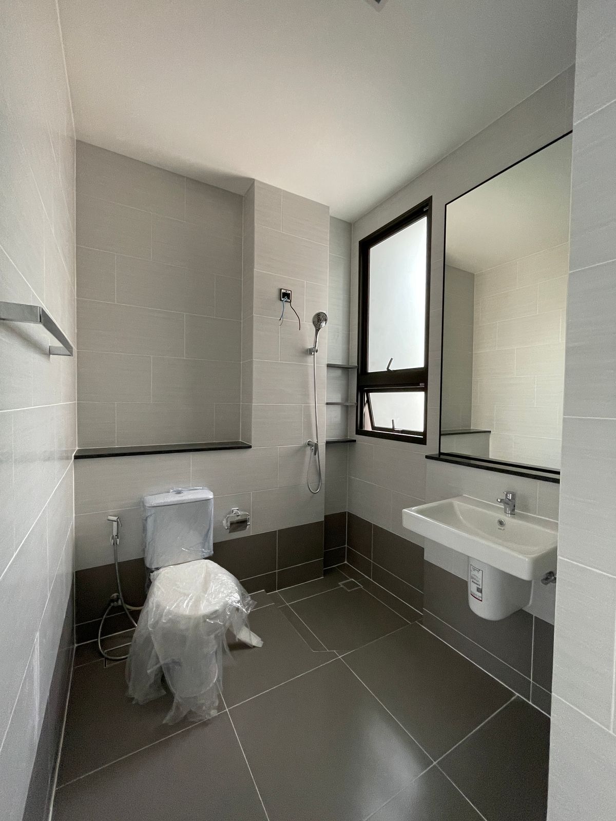 ขายบ้านเลียบทางด่วนรามอินทรา : บ้านเดี่ยวสุดหรู 95E1 (ไนน์ตี้ไฟว์อีสต์วัน) สไตล์ Ultra Luxury พร้อมสระว่ายน้ำส่วนตัว ใกล้ทางด่วนและย่านธุรกิจ บ้าน 3 ชั้น 4 ห้องนอน 7 ห้องน้ำ 5 ที่จอดรถ เข้าออก 2 ทาง ทั้งถนนเลียบทางด่วนเอกมัย – รามอินทรา และถนนเกษตร-นวมินทร์