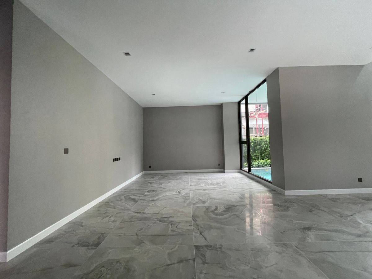 ขายบ้านเลียบทางด่วนรามอินทรา : บ้านเดี่ยวสุดหรู 95E1 (ไนน์ตี้ไฟว์อีสต์วัน) สไตล์ Ultra Luxury พร้อมสระว่ายน้ำส่วนตัว ใกล้ทางด่วนและย่านธุรกิจ บ้าน 3 ชั้น 4 ห้องนอน 7 ห้องน้ำ 5 ที่จอดรถ เข้าออก 2 ทาง ทั้งถนนเลียบทางด่วนเอกมัย – รามอินทรา และถนนเกษตร-นวมินทร์