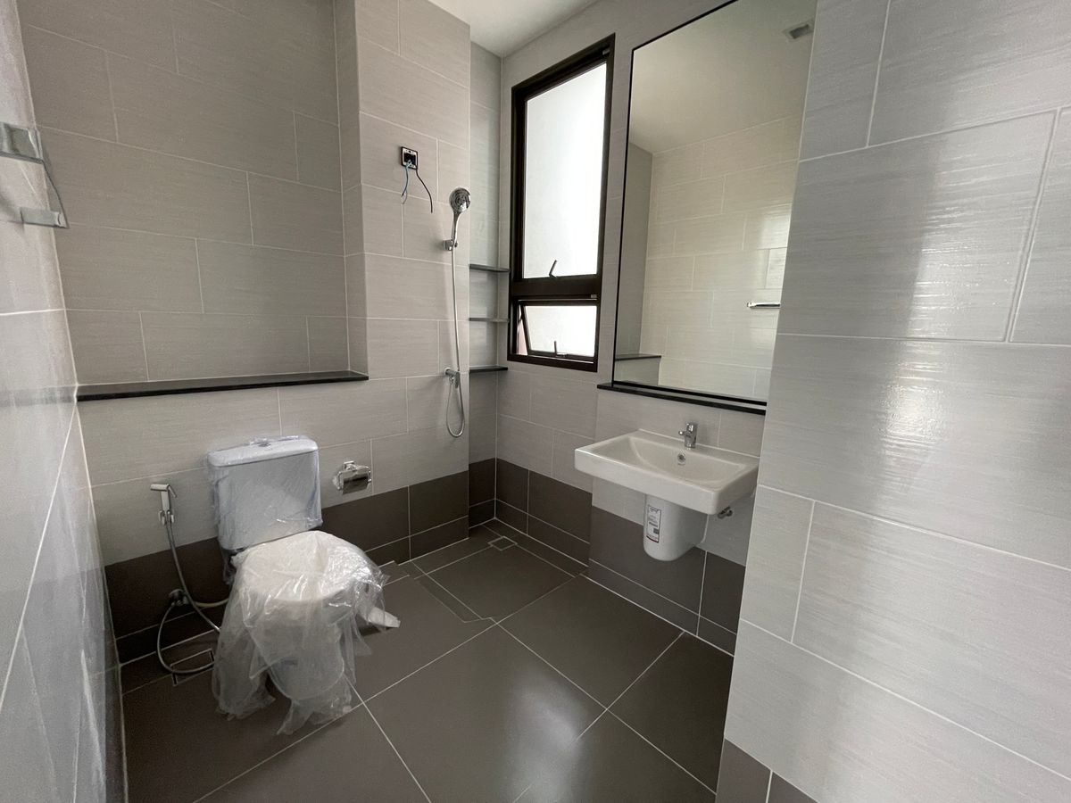 ขายบ้านเลียบทางด่วนรามอินทรา : บ้านเดี่ยวสุดหรู 95E1 (ไนน์ตี้ไฟว์อีสต์วัน) สไตล์ Ultra Luxury พร้อมสระว่ายน้ำส่วนตัว ใกล้ทางด่วนและย่านธุรกิจ บ้าน 3 ชั้น 4 ห้องนอน 7 ห้องน้ำ 5 ที่จอดรถ เข้าออก 2 ทาง ทั้งถนนเลียบทางด่วนเอกมัย – รามอินทรา และถนนเกษตร-นวมินทร์