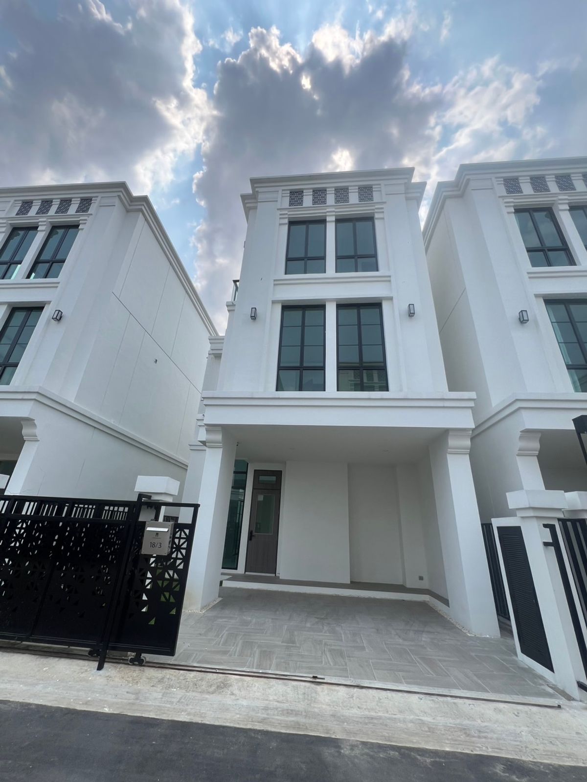 ให้เช่าบ้านเกษตร นวมินทร์ ลาดปลาเค้า :  ♤ Modern Luxury style Detached House ♤ 3 ชั้น | ขนาดที่ดิน 44.90 ตร.ว. พื้นที่ใช้สอย 327.85 ตร.ม. | 4 ห้องนอน 5 ห้องน้ำ 2 ที่จอดรถ | ใกล้ Central ลาดพร้าว, SISB