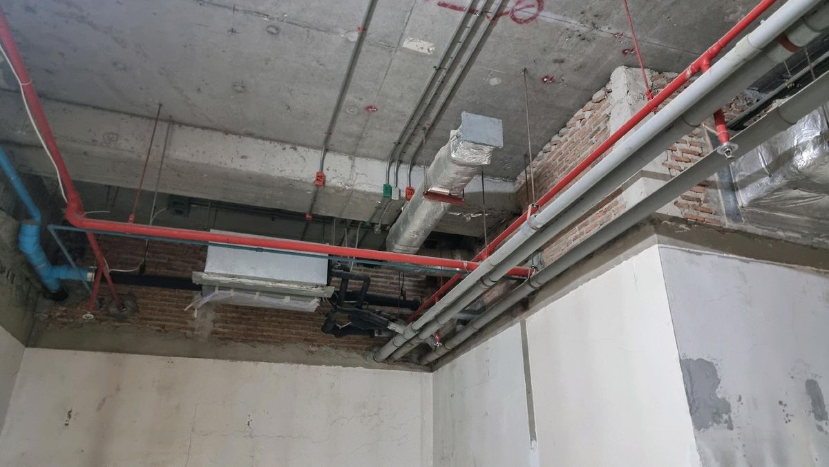 For RentRetail SpaceWitthayu, Chidlom, Langsuan, Ploenchit : Retail Space for Rent – Ploenchit / Chidlom / Langsuan / WitthayuSize: 76 sq.m.Ceiling height: 4.2 metersPrice: 1600 THB/sq.m.Floor: 2ndwater supply& drainage system support. suit for light Food and beverage