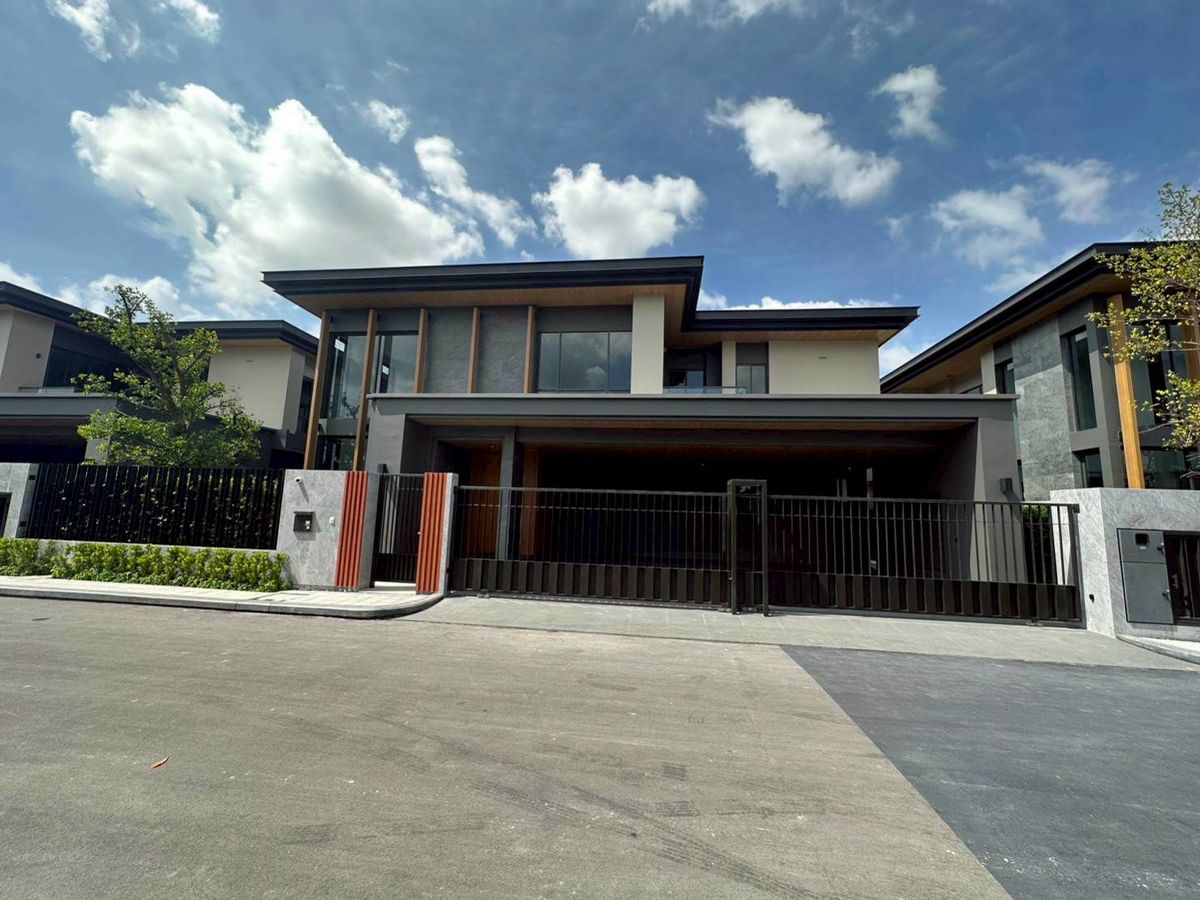 For SaleHousePattanakan, Srinakarin : ❖ Residence III ❖ 2 -story mansion, 4 bedrooms, 4 bathrooms | Size 125.00 sq.w. 551.00 sq.m. | Near Thanya Park 10 minutes, HomePro Rama 9 12 minutes, Ekamai International School 15 minutes