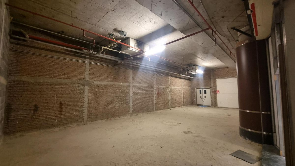 For RentRetail SpaceWitthayu, Chidlom, Langsuan, Ploenchit : Retail Space for Rent – Ploenchit / Chidlom / Langsuan / WitthayuSize: 106 sq.m.Ceiling height: 4.2 metersPrice: 1800 THB/sq.m.Floor: G water supply& drainage system support suit for Bank, clinic, light Food and beverage