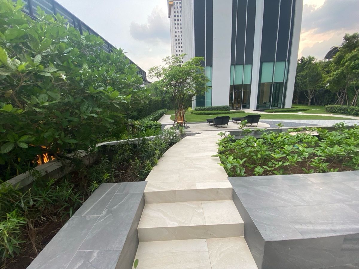 For RentCondoKasetsart, Ratchayothin : 🔥For urgent rent🔥 Knightbridge Prime Ratchayothin, only 50 meters from BTS Phahon Yothin, high floor, beautiful view, ready to move in