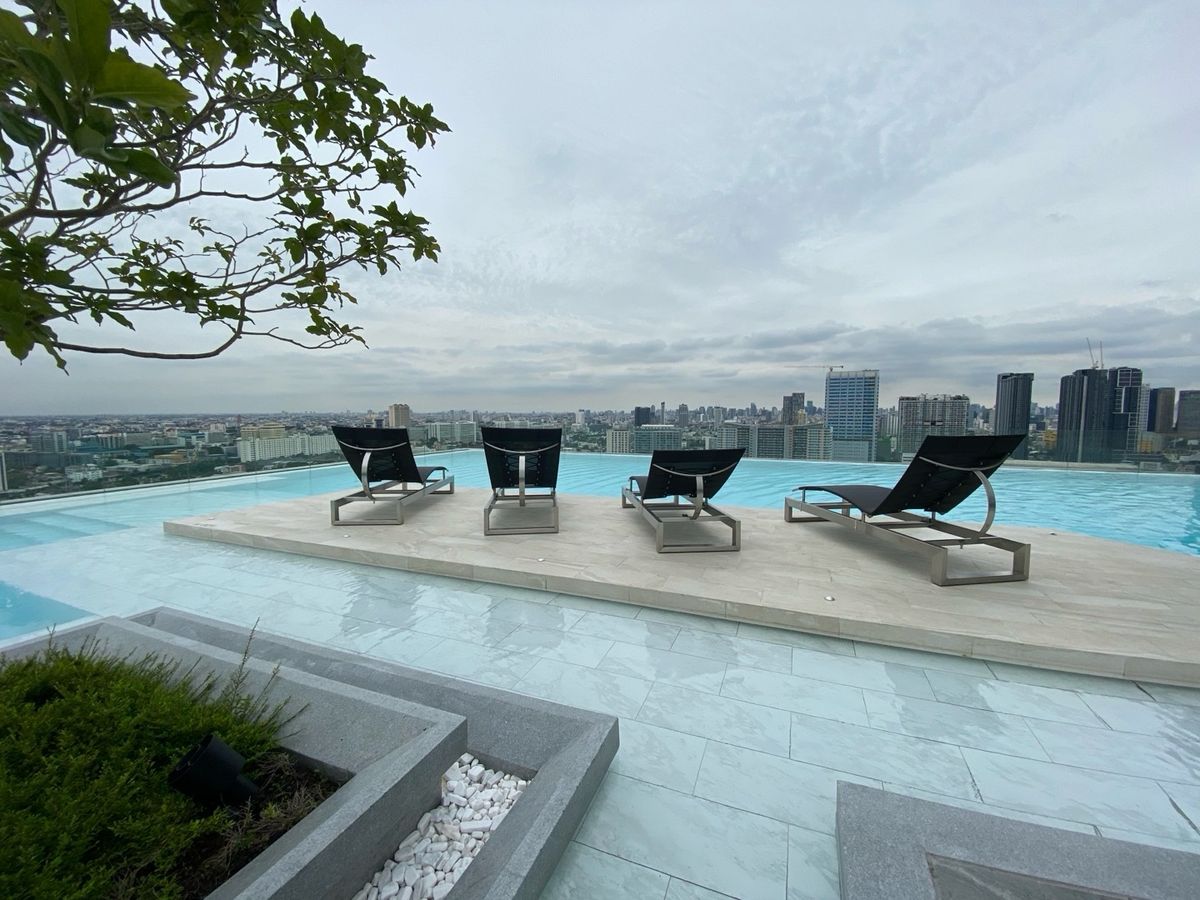 For RentCondoKasetsart, Ratchayothin : 🔥For urgent rent🔥 Knightbridge Prime Ratchayothin, only 50 meters from BTS Phahon Yothin, high floor, beautiful view, ready to move in