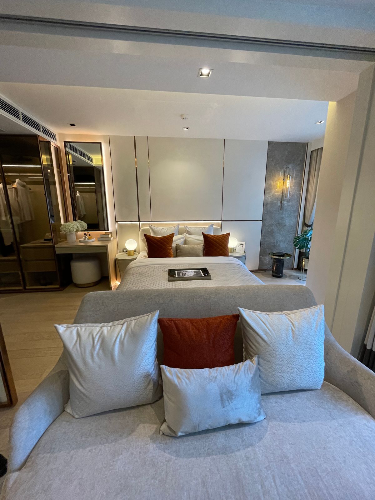 ขายคอนโดวิทยุ ชิดลม หลังสวน : ขาย Craft Ploenchit คอนโด Low Rise หรู ใกล้ BTS เพลินจิต (ซอยนายเลิศ) 1 ห้องนอน ระเบียงทิศใต้