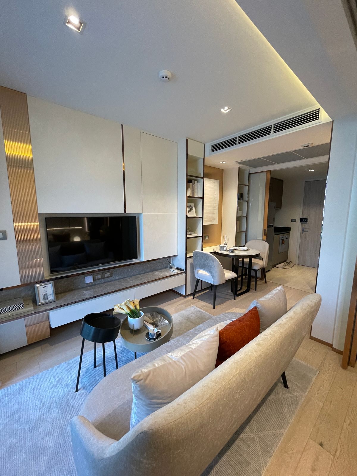 ขายคอนโดวิทยุ ชิดลม หลังสวน : ขาย Craft Ploenchit คอนโด Low Rise หรู ใกล้ BTS เพลินจิต (ซอยนายเลิศ) 1 ห้องนอน ระเบียงทิศใต้